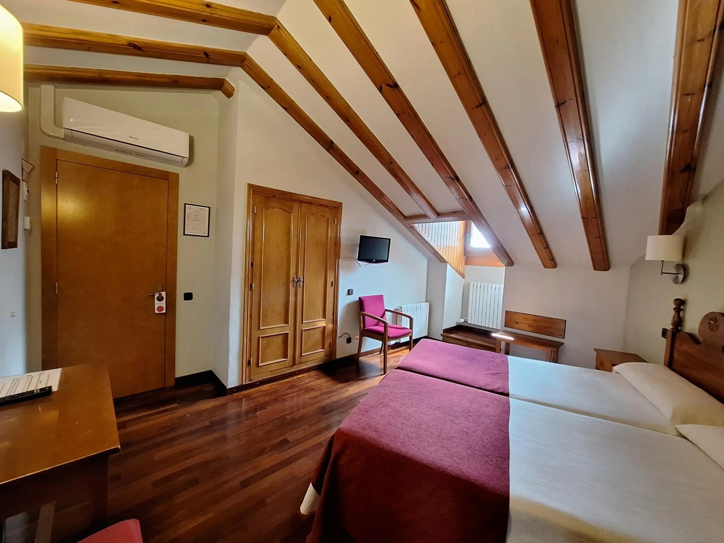 Photo of the whole room, Bed in Hotel Aragüells