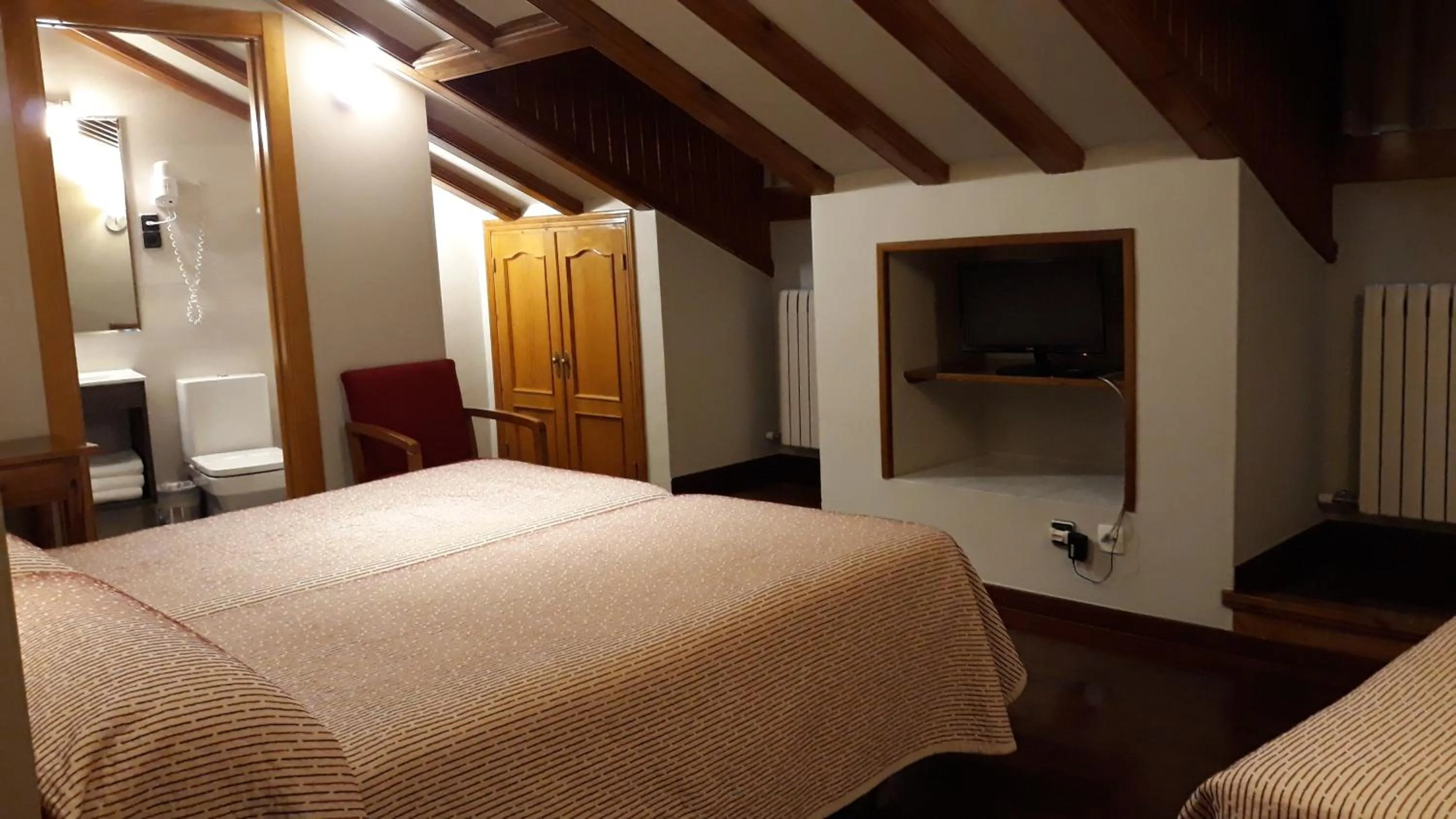 Photo of the whole room, Bed in Hotel Aragüells