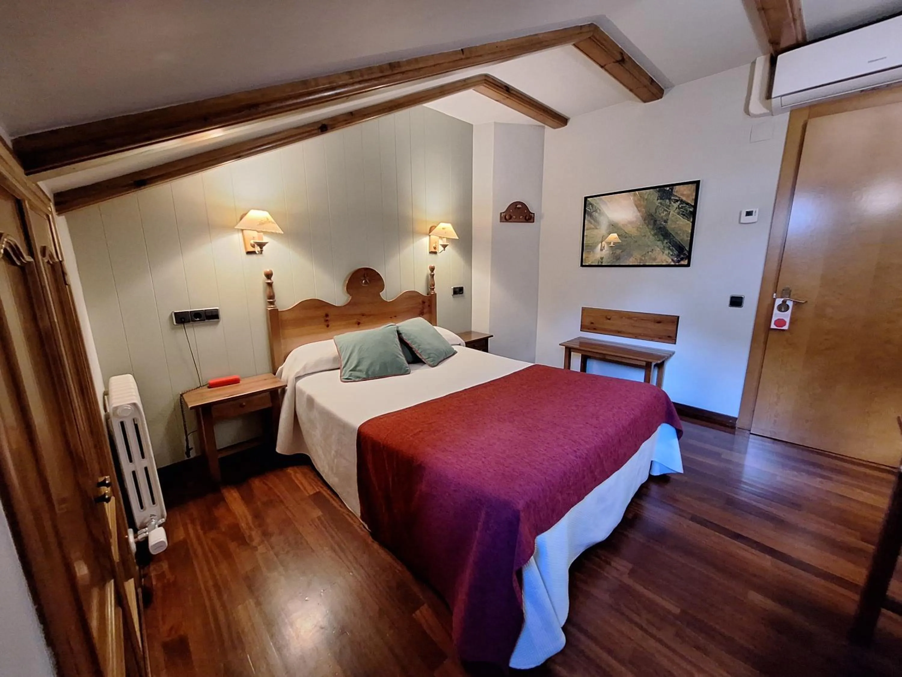 Photo of the whole room, Bed in Hotel Aragüells