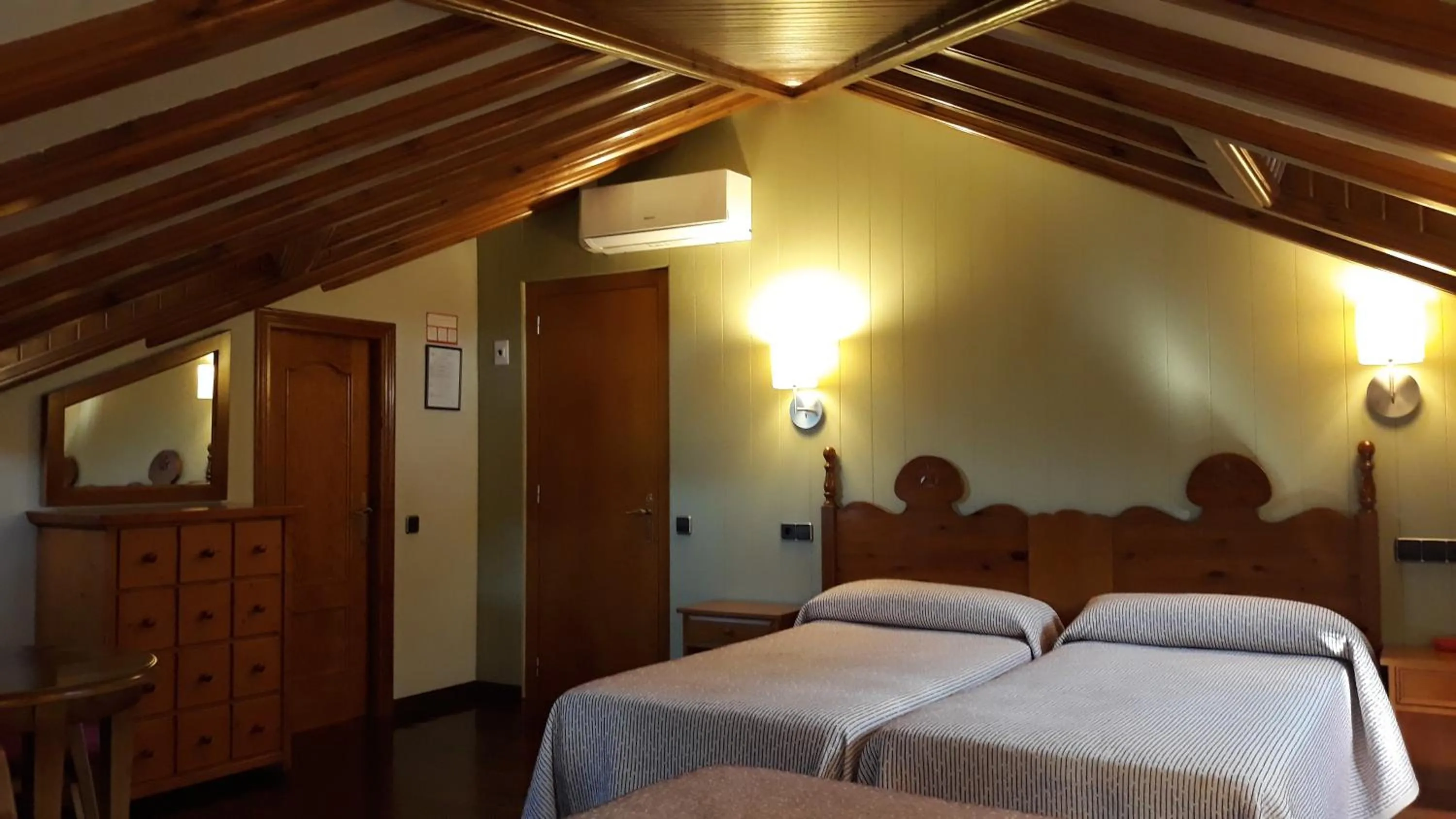 Photo of the whole room, Bed in Hotel Aragüells