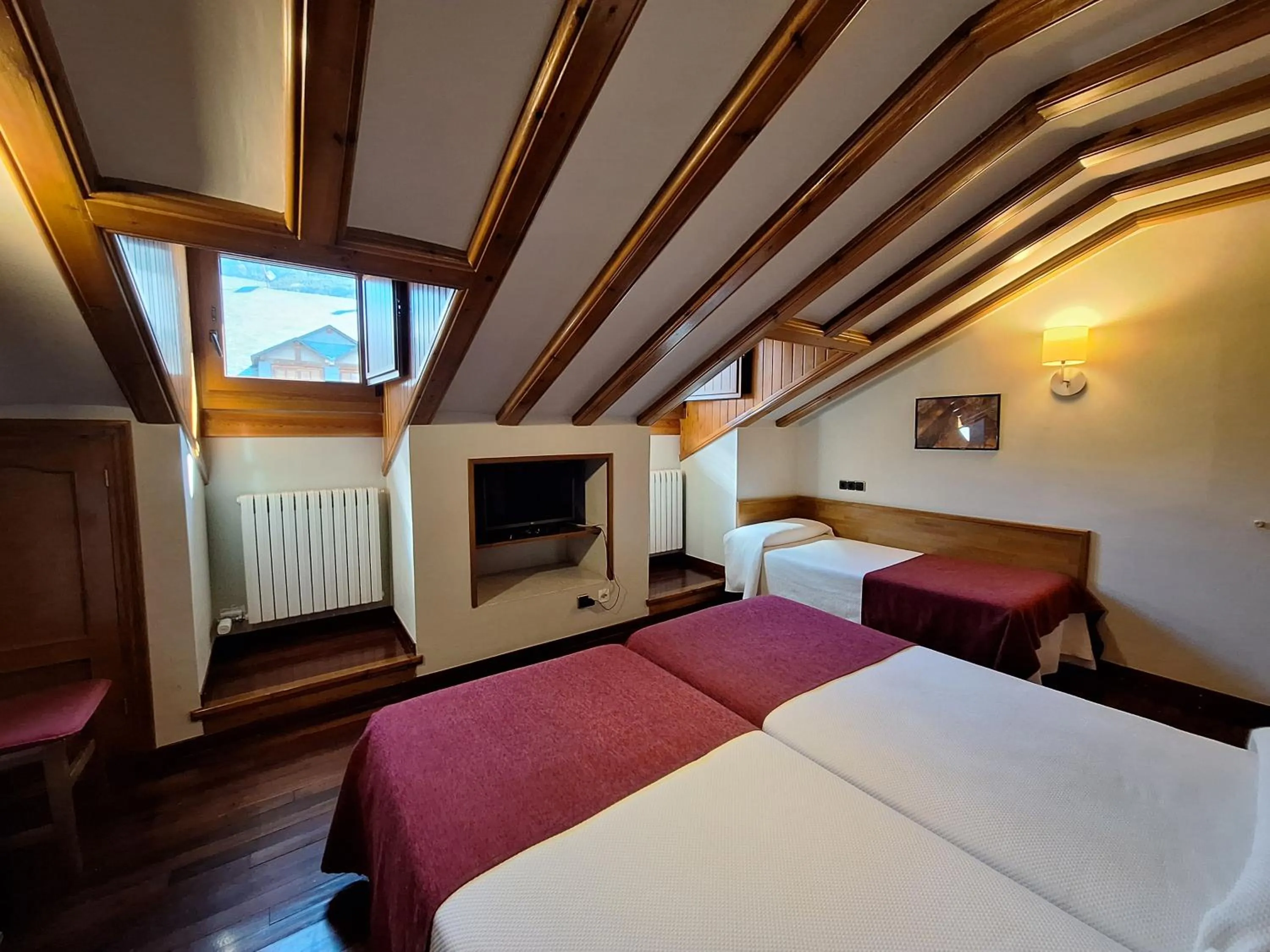 Photo of the whole room, Bed in Hotel Aragüells