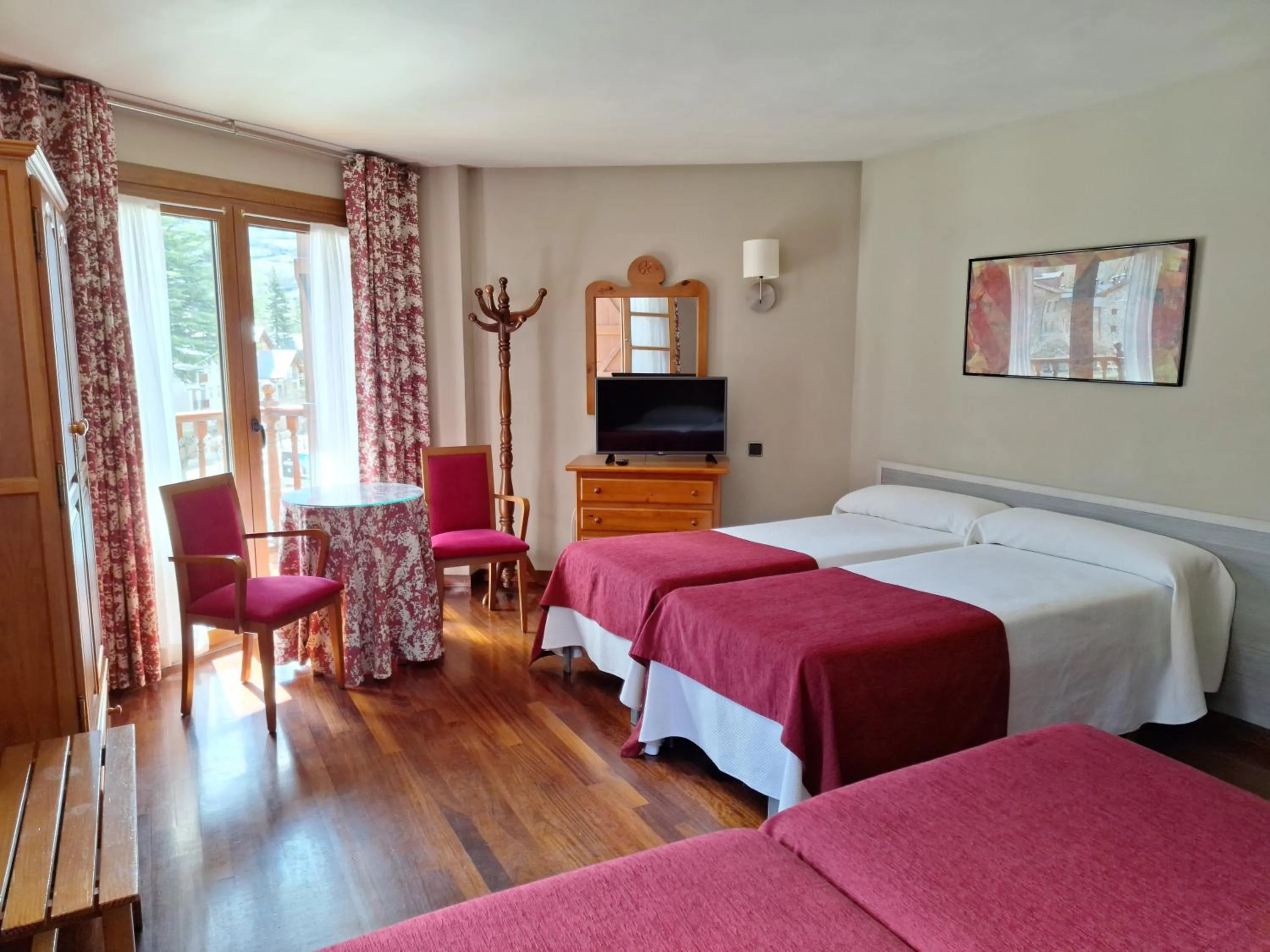 Seating area, Bed in Hotel Aragüells