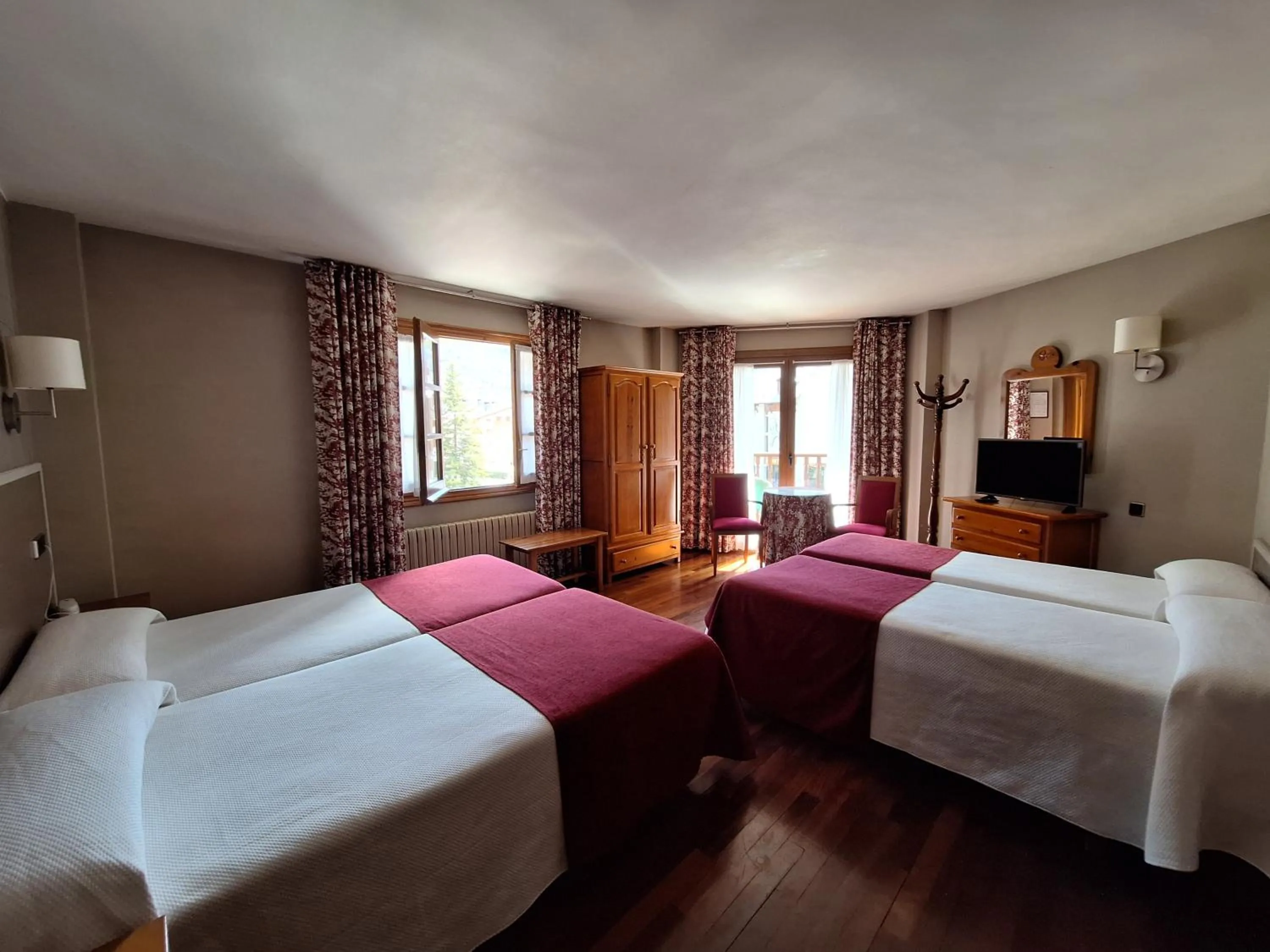 Photo of the whole room, Bed in Hotel Aragüells