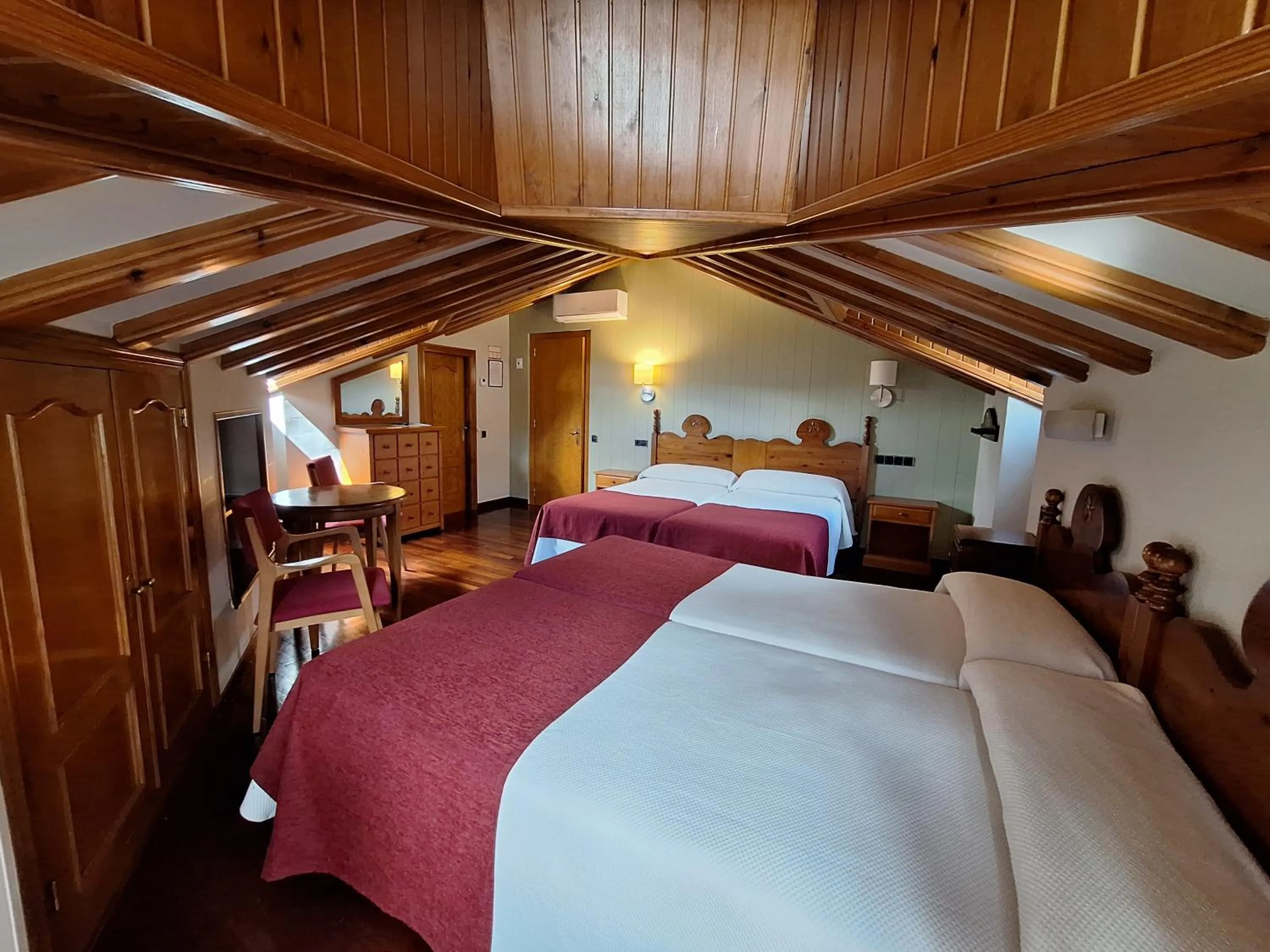 Photo of the whole room, Bed in Hotel Aragüells