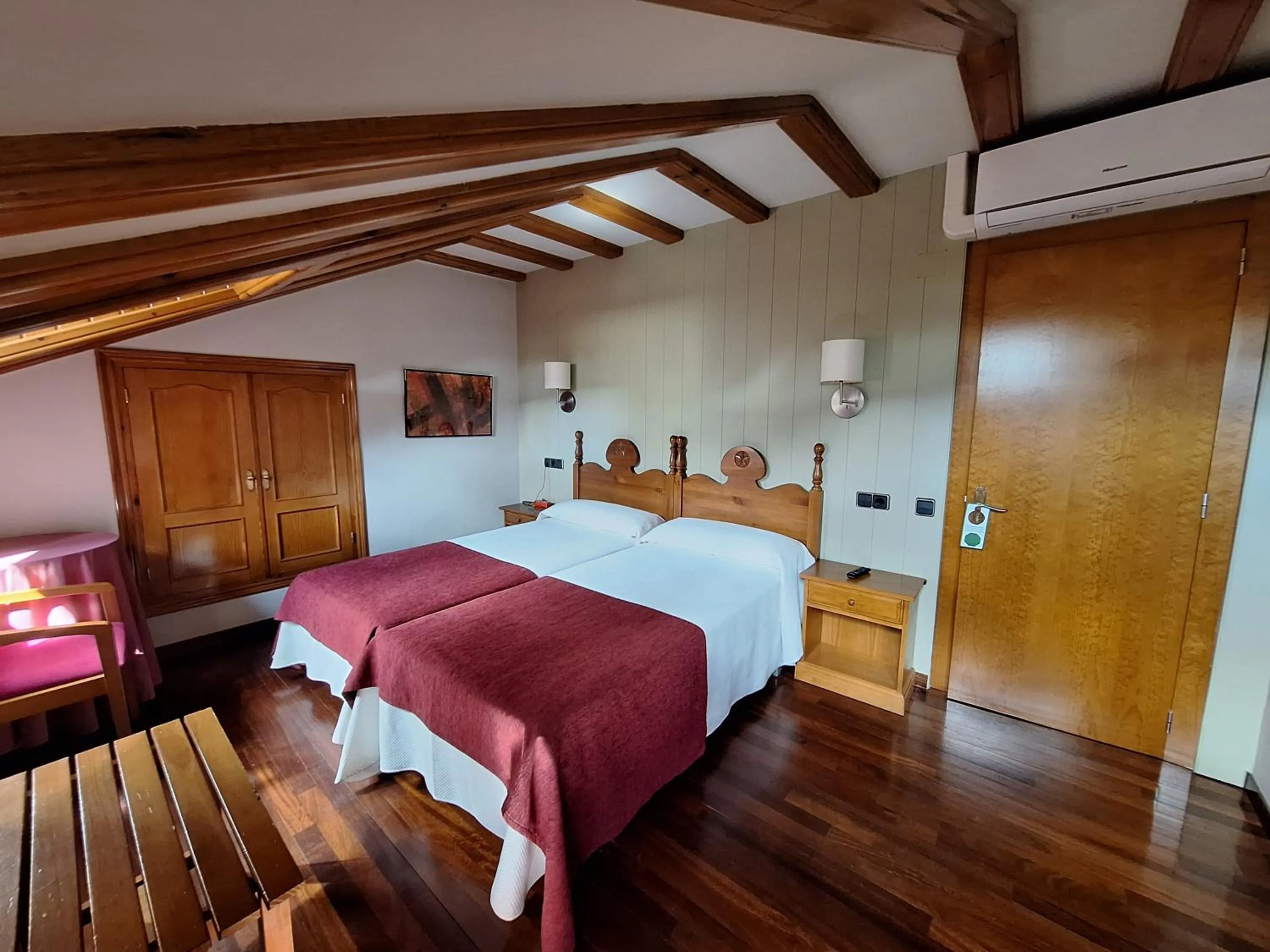 Photo of the whole room, Bed in Hotel Aragüells