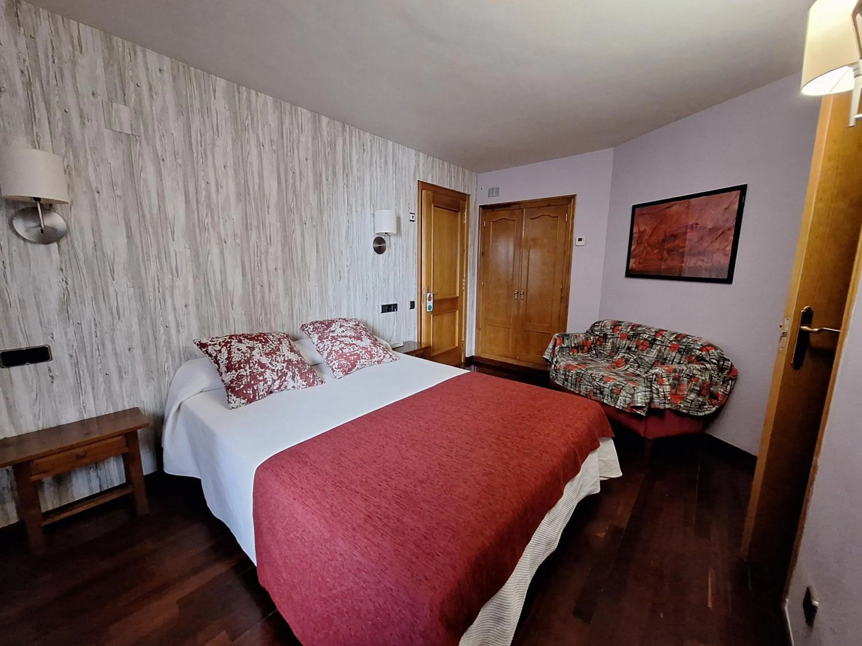 Photo of the whole room, Bed in Hotel Aragüells