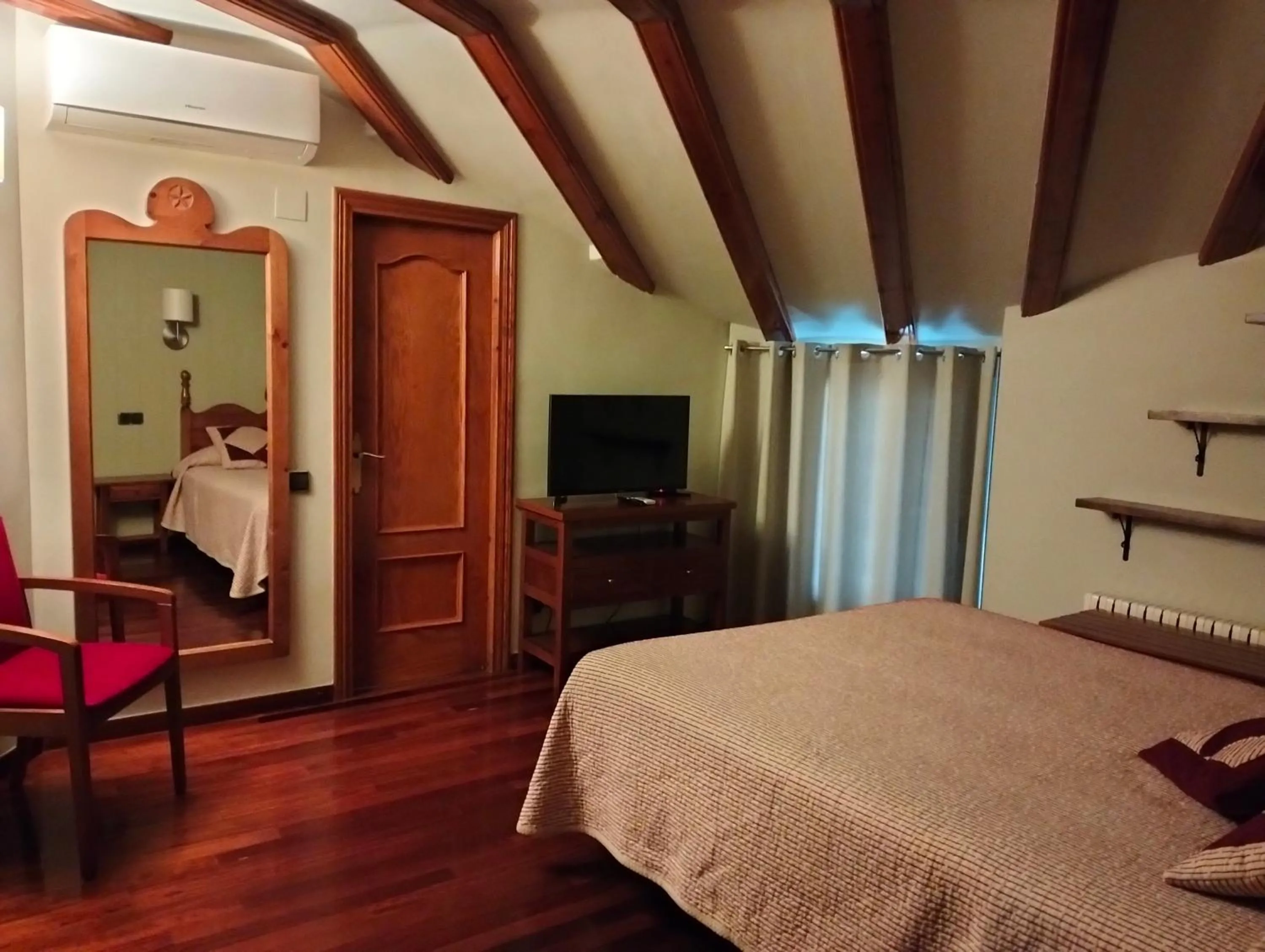 Photo of the whole room, Bed in Hotel Aragüells