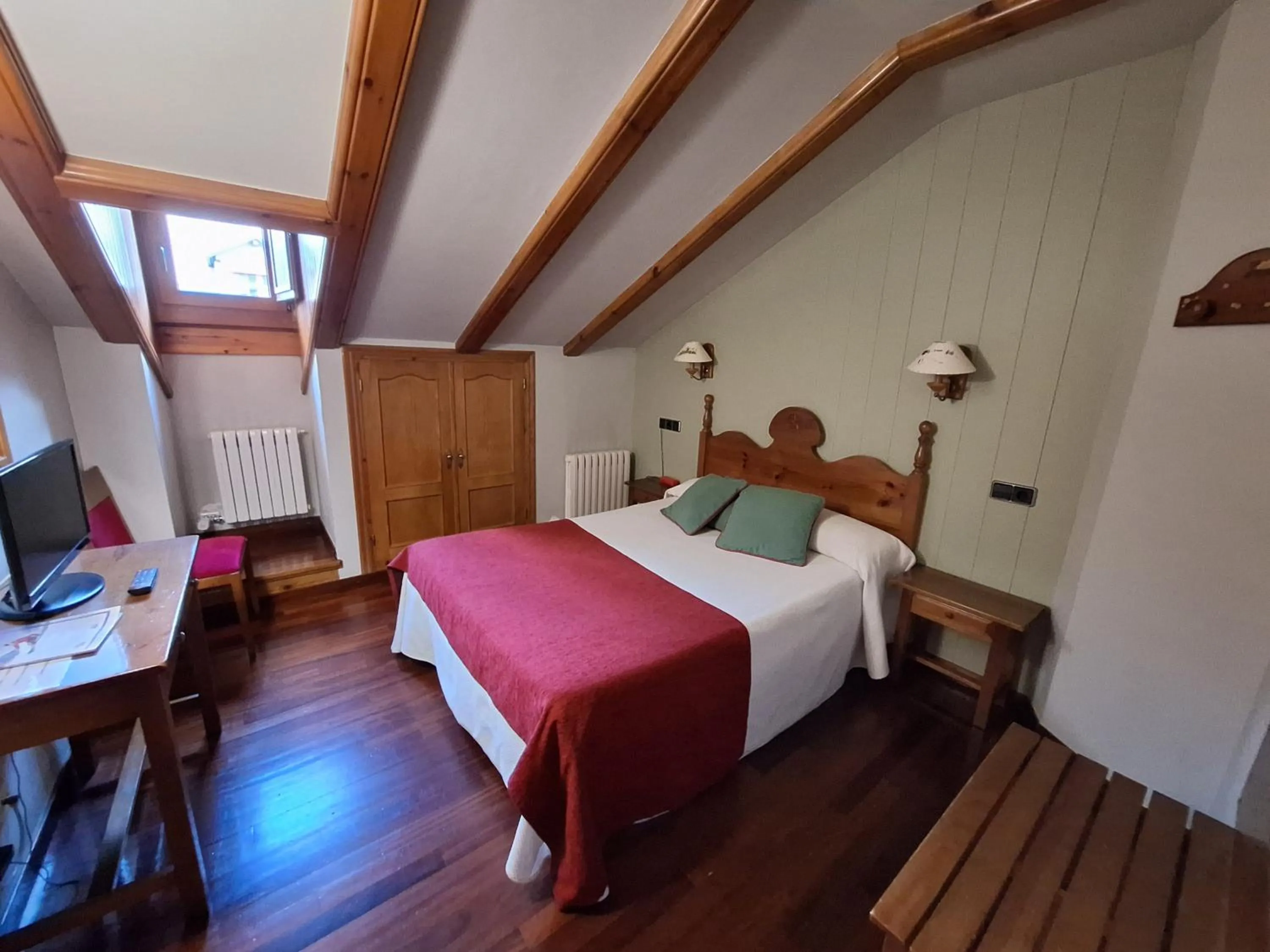 Photo of the whole room, Bed in Hotel Aragüells