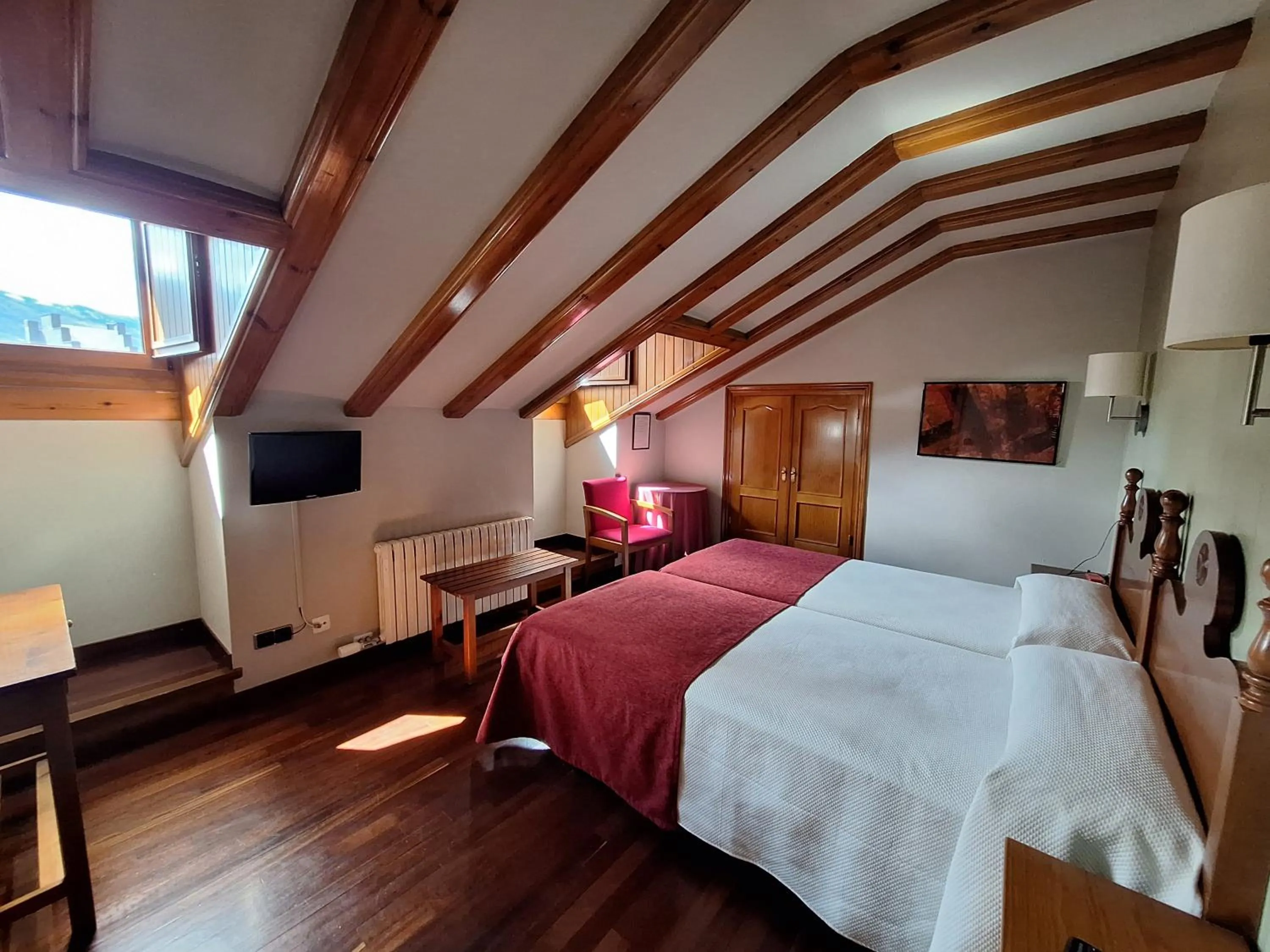 Photo of the whole room, Bed in Hotel Aragüells