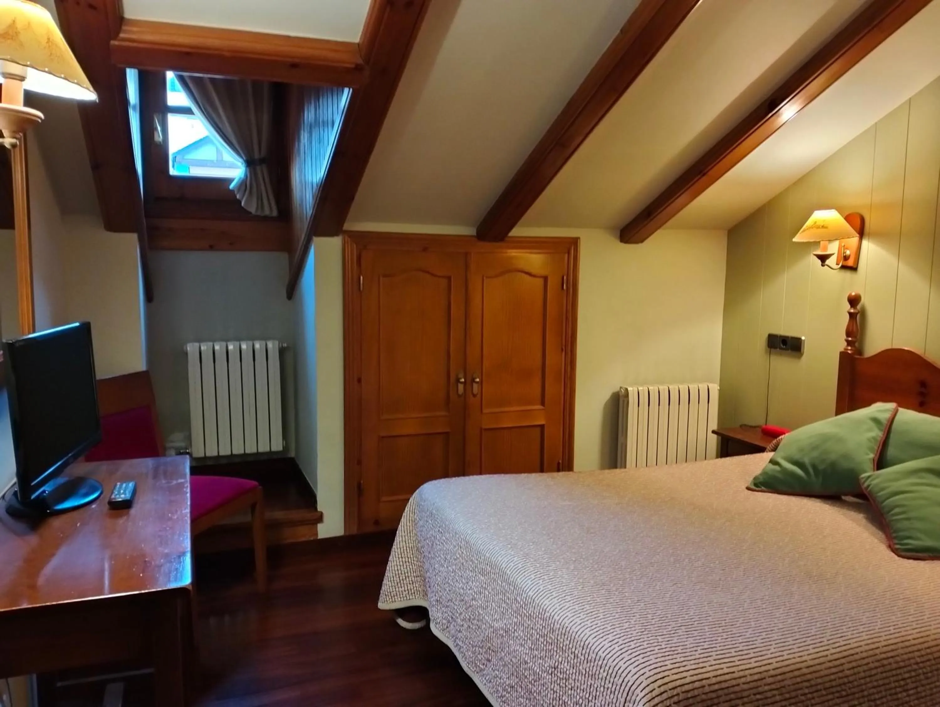 Photo of the whole room, Bed in Hotel Aragüells