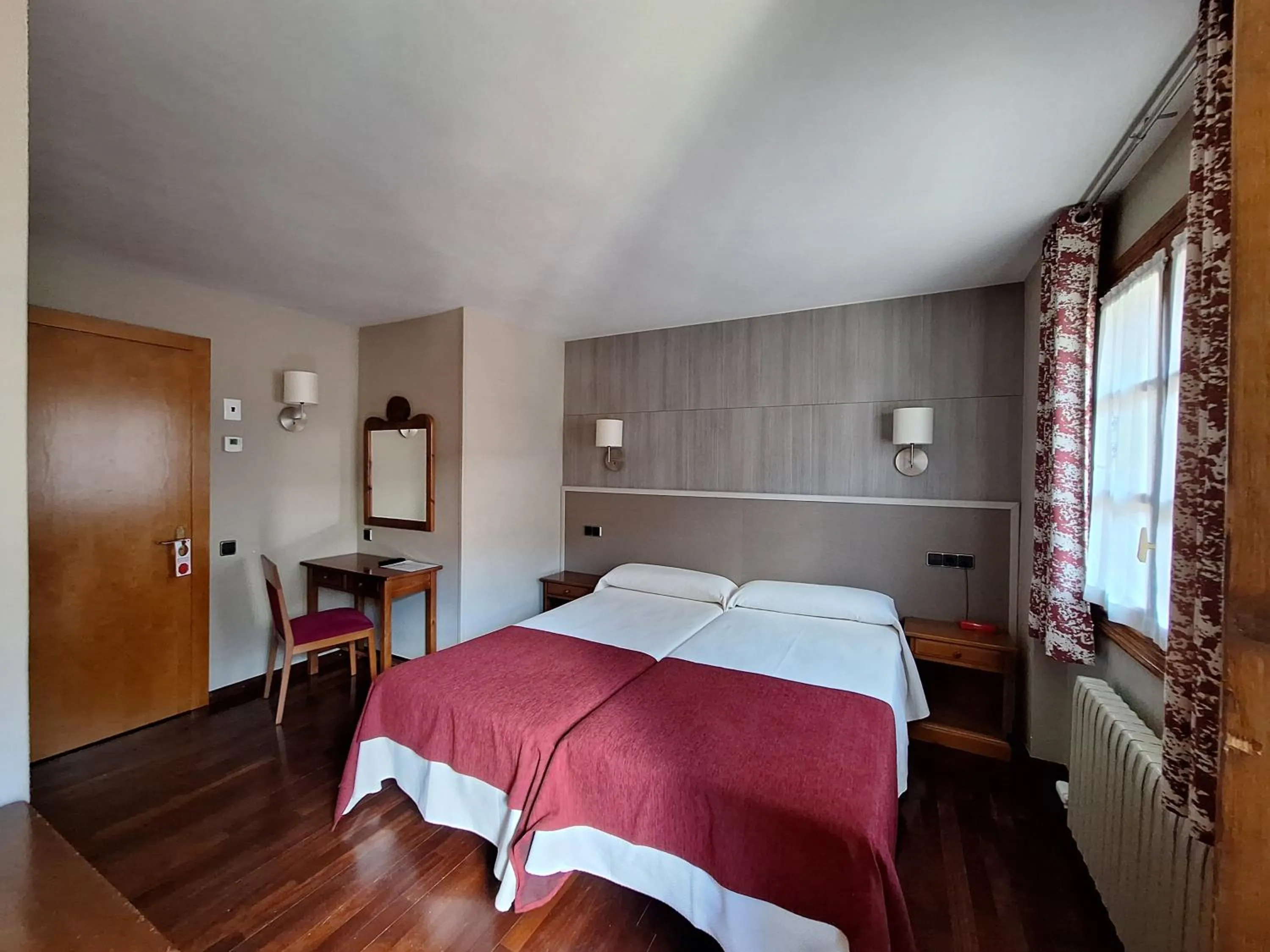 Photo of the whole room, Bed in Hotel Aragüells