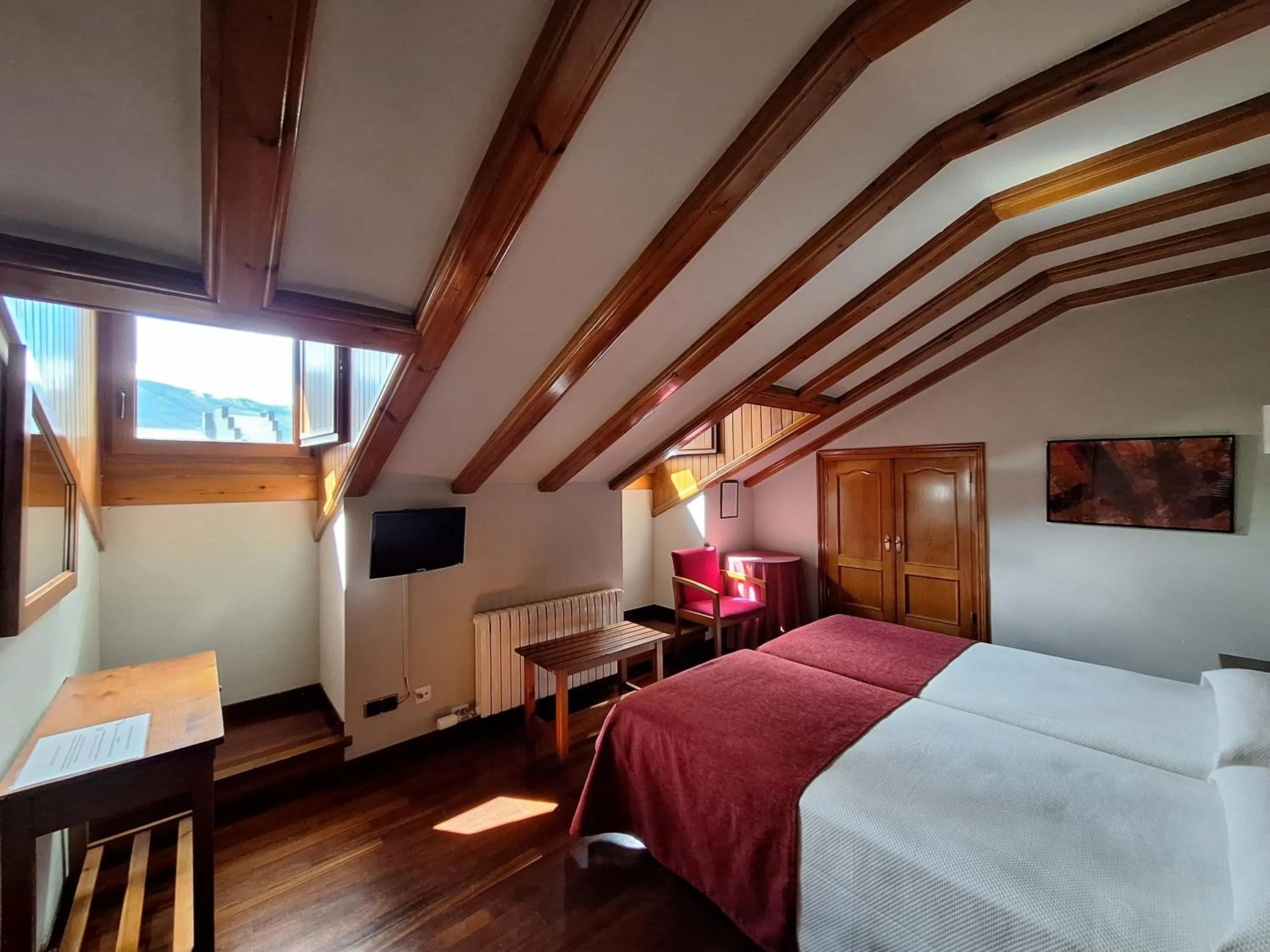 Photo of the whole room, Bed in Hotel Aragüells