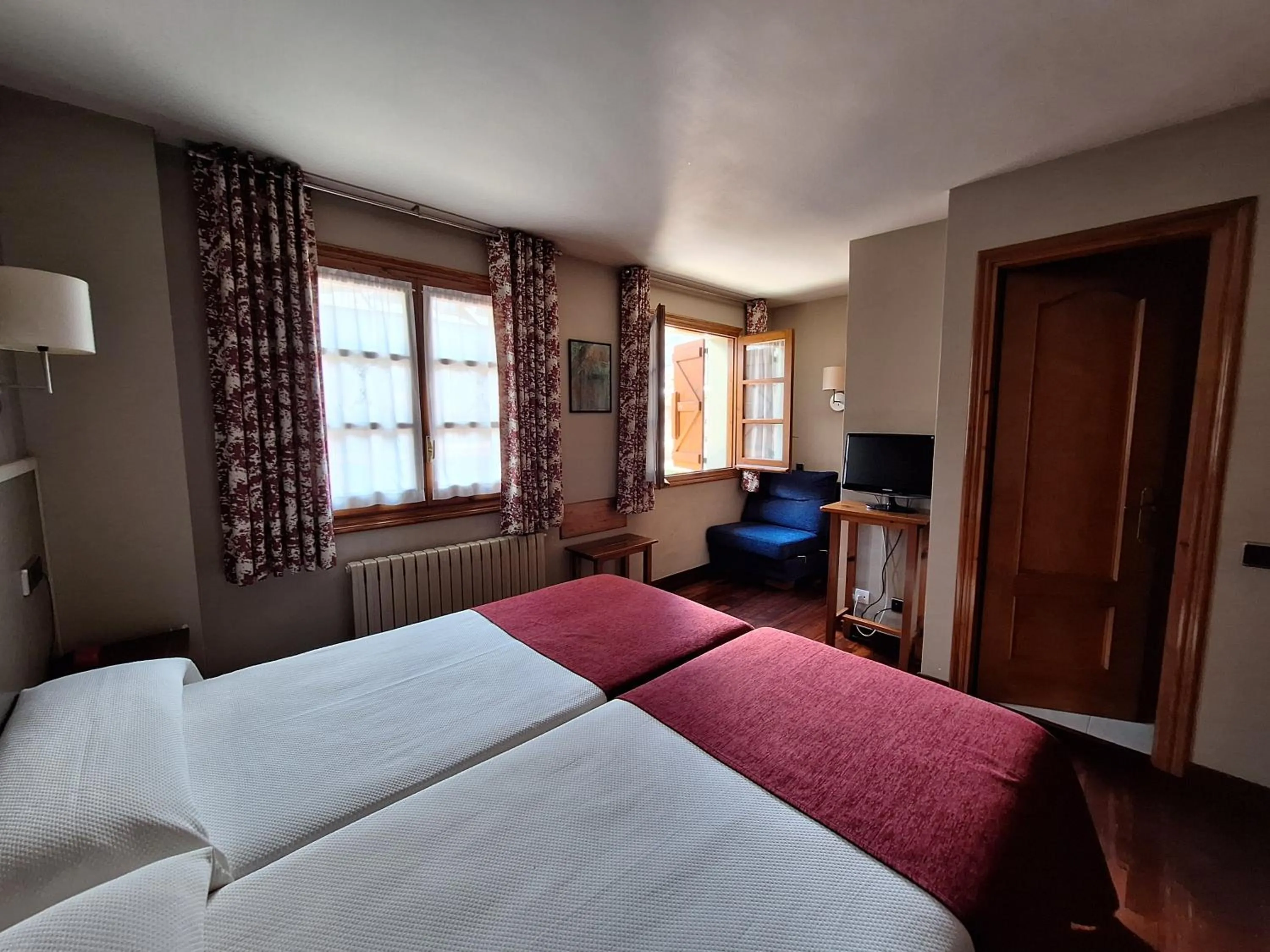 Photo of the whole room, Bed in Hotel Aragüells