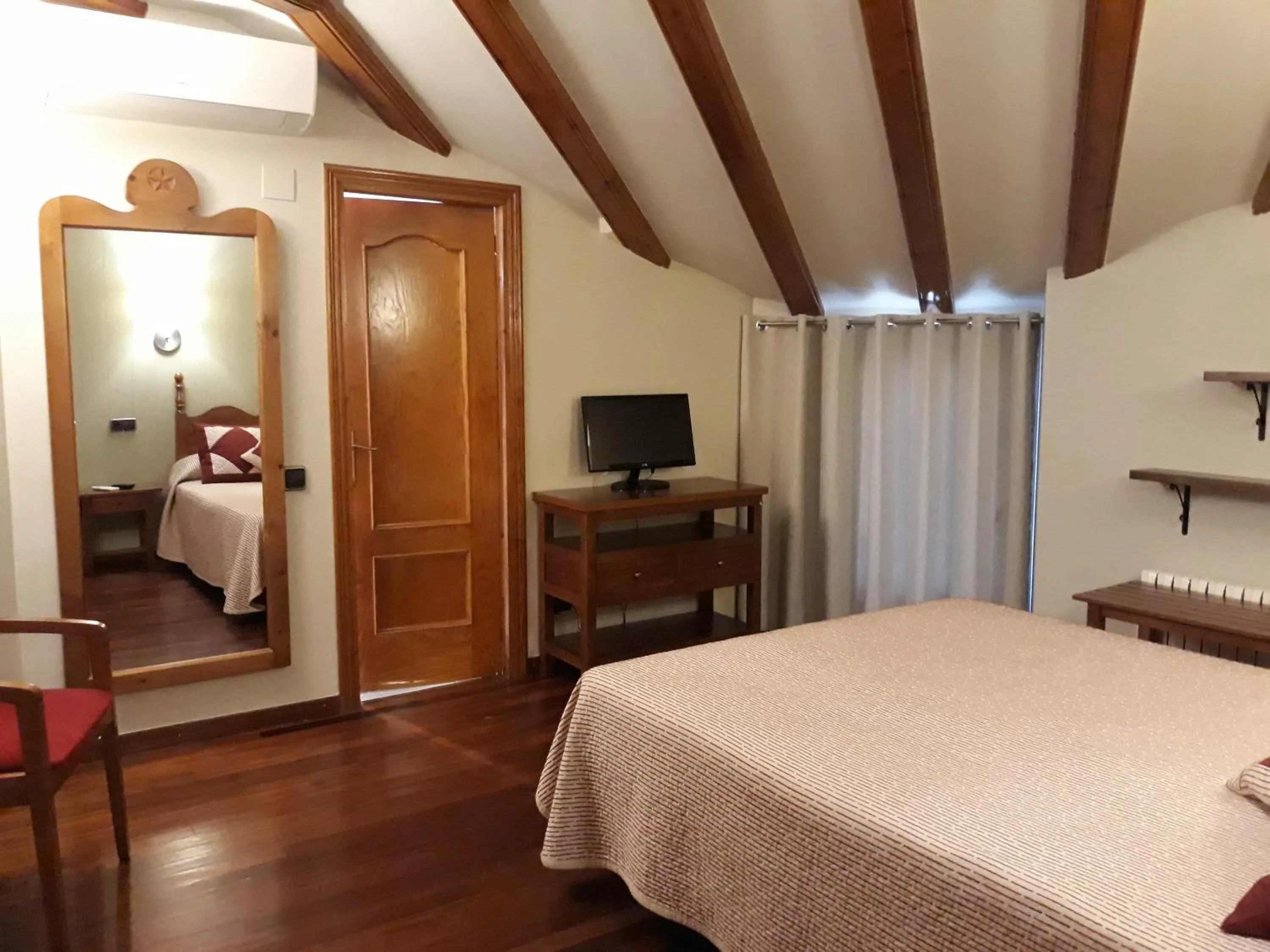 Photo of the whole room, Bed in Hotel Aragüells