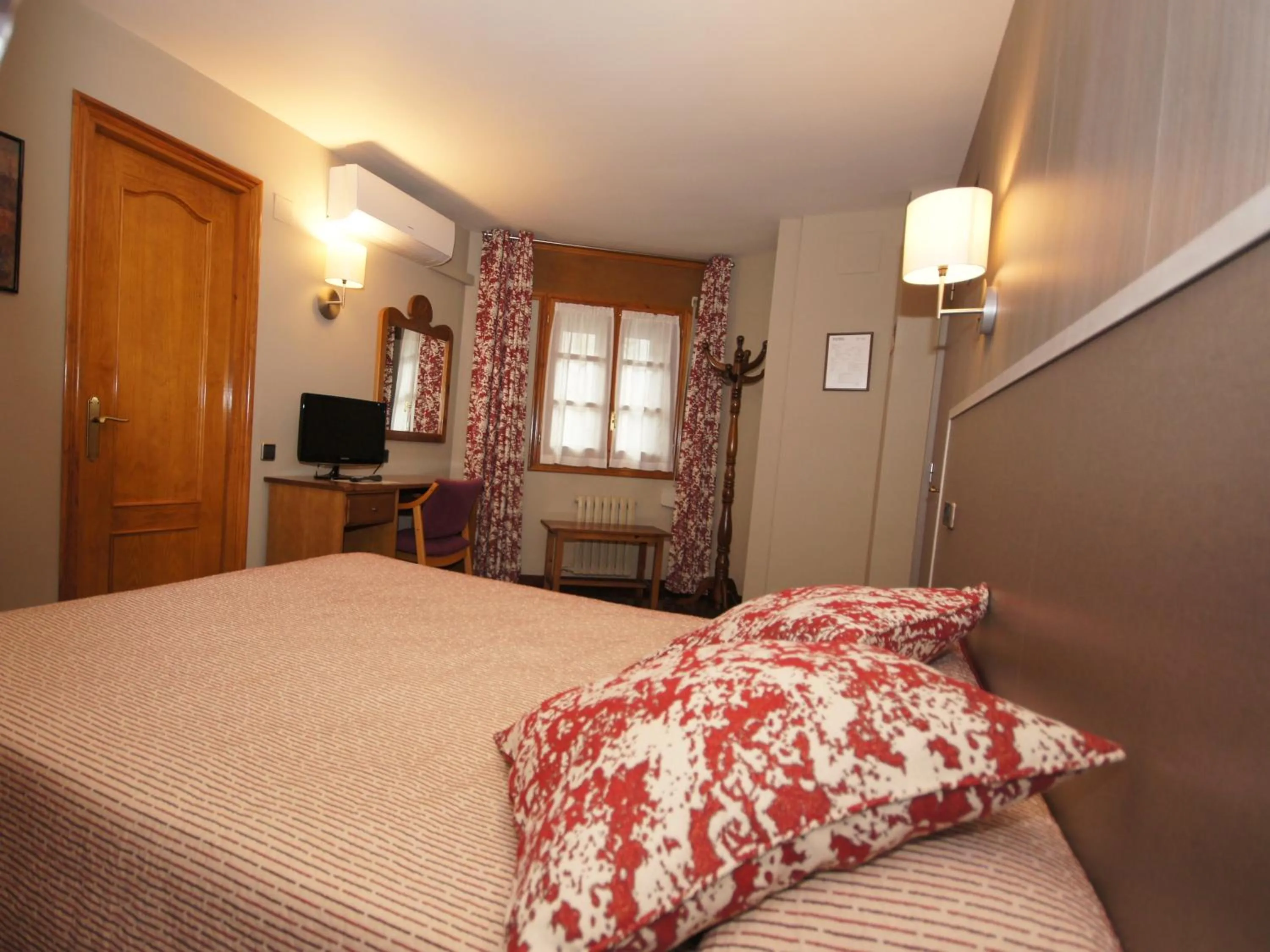 Photo of the whole room, Bed in Hotel Aragüells