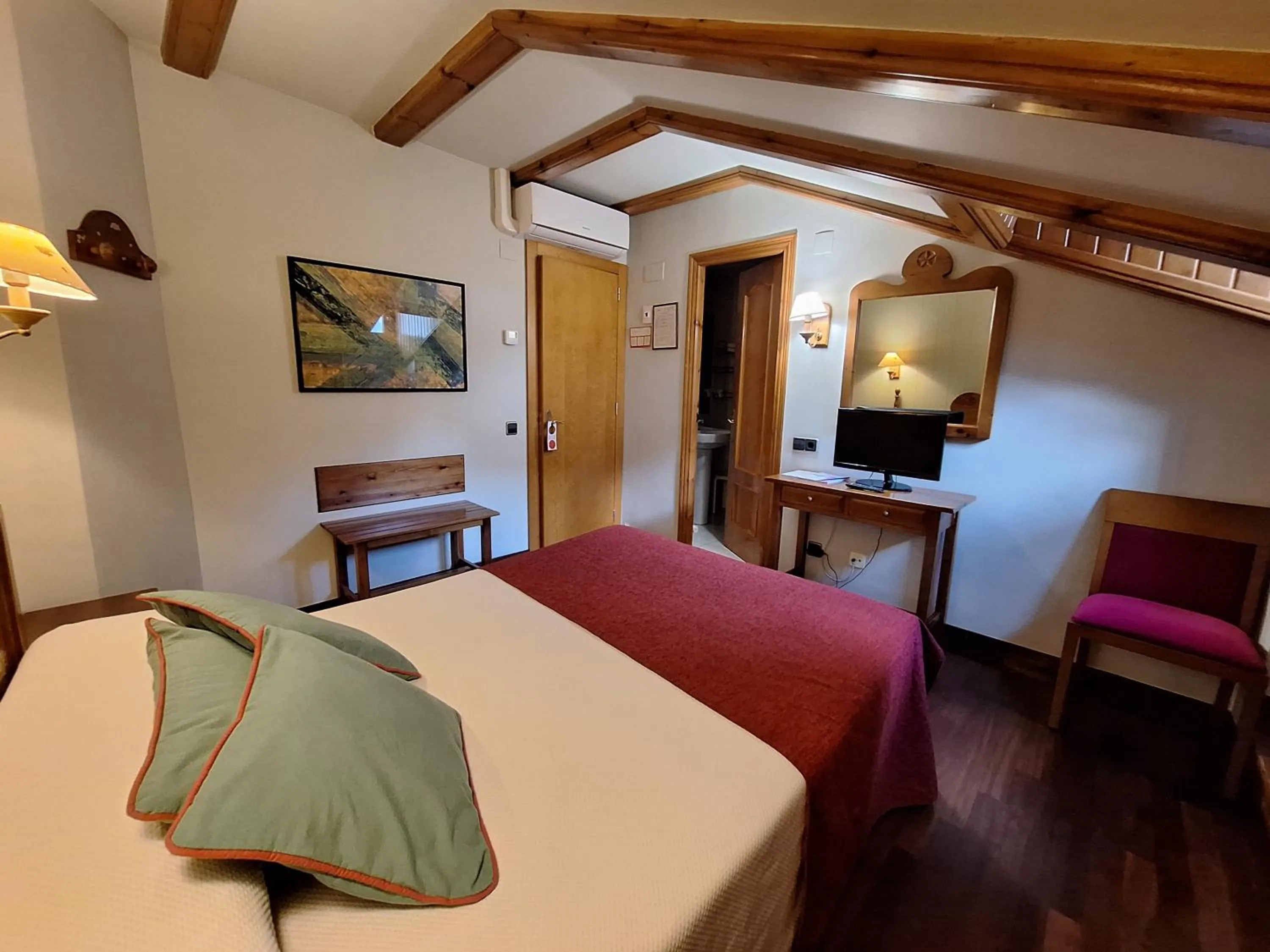 Photo of the whole room, Bed in Hotel Aragüells