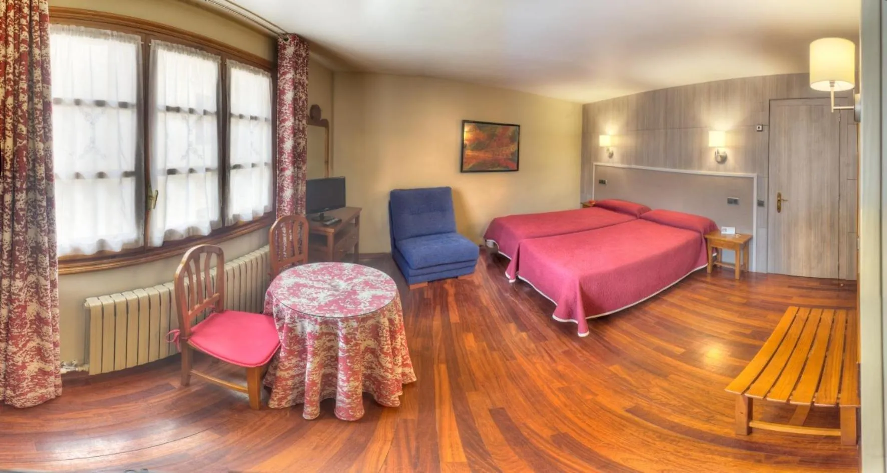 Photo of the whole room, Bed in Hotel Aragüells