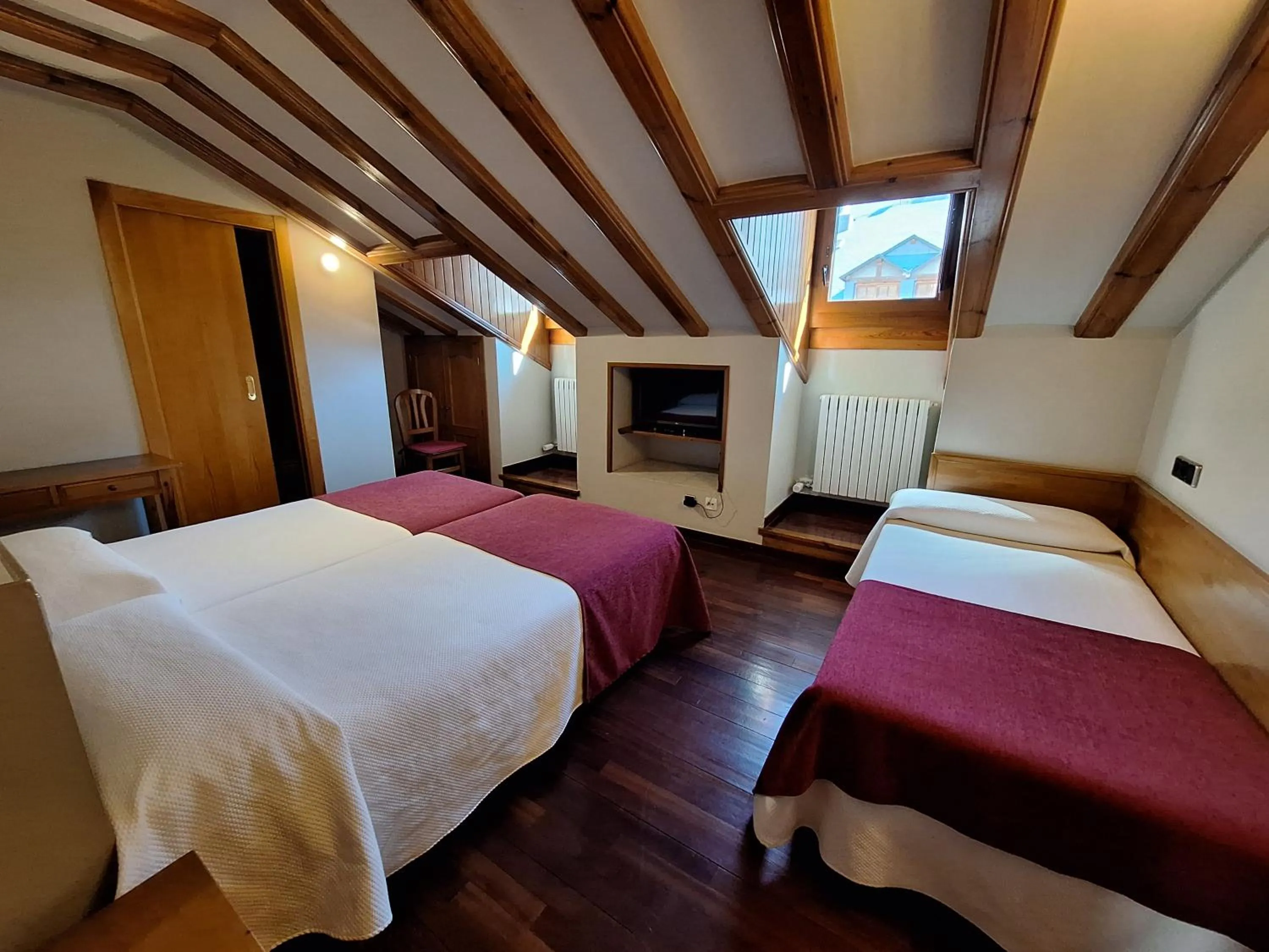 Photo of the whole room, Bed in Hotel Aragüells