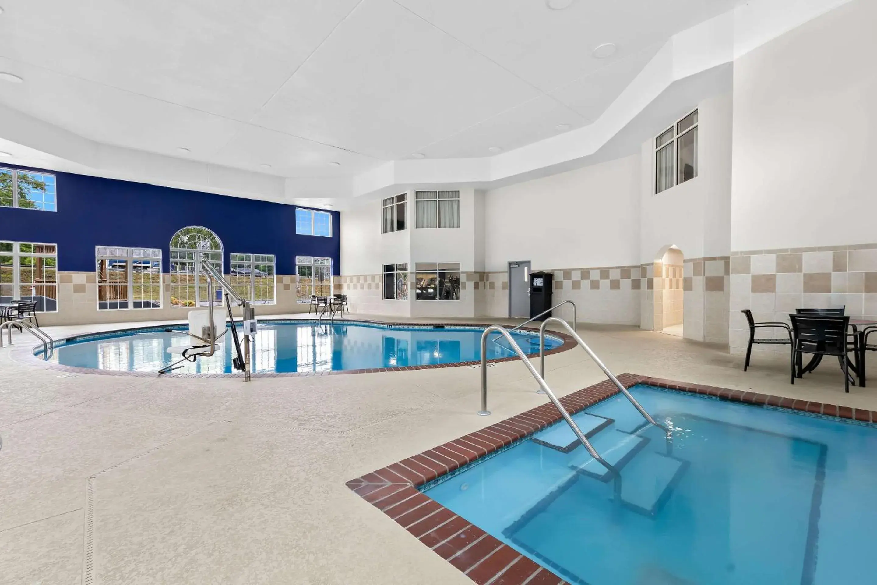 Swimming pool in Comfort Inn & Suites Nashville Near Tanger Outlets I-24 Antioch Swimming pool in Comfort Inn & Suites Nashville Near Tanger Outlets I-24 Antioch