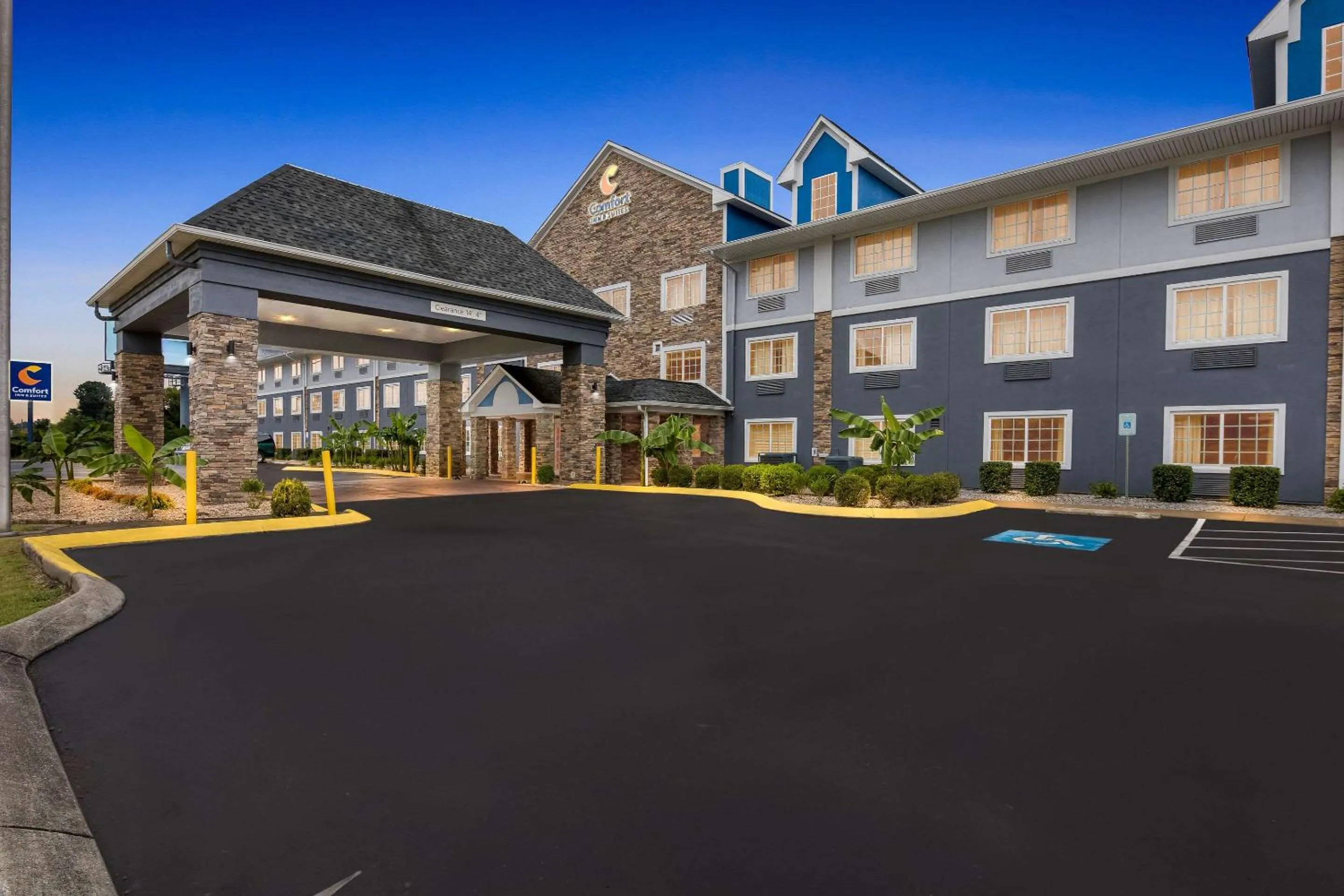 Property building in Comfort Inn & Suites Nashville Near Tanger Outlets I-24 Antioch