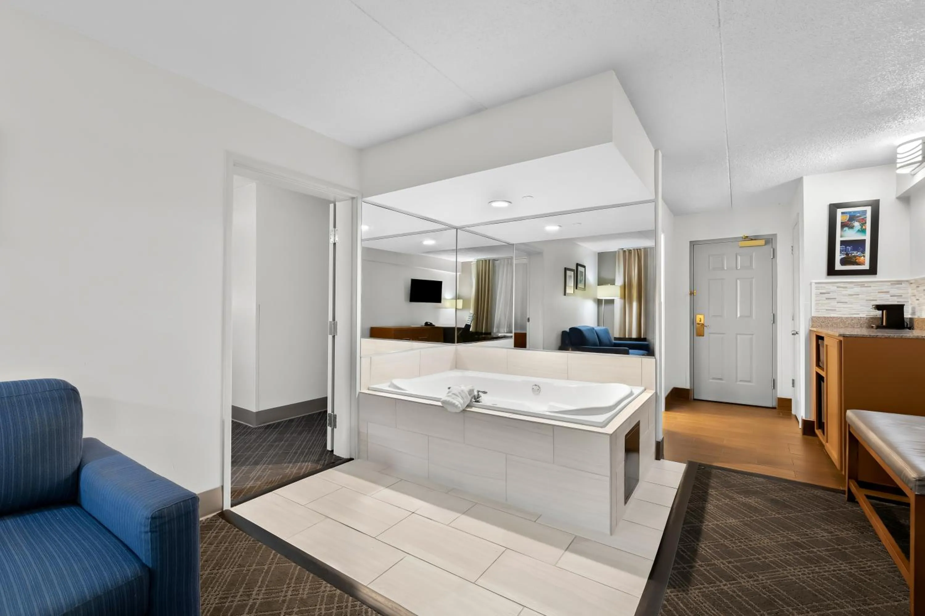 Photo of the whole room, Bed in Comfort Inn & Suites Nashville Near Tanger Outlets I-24 Antioch