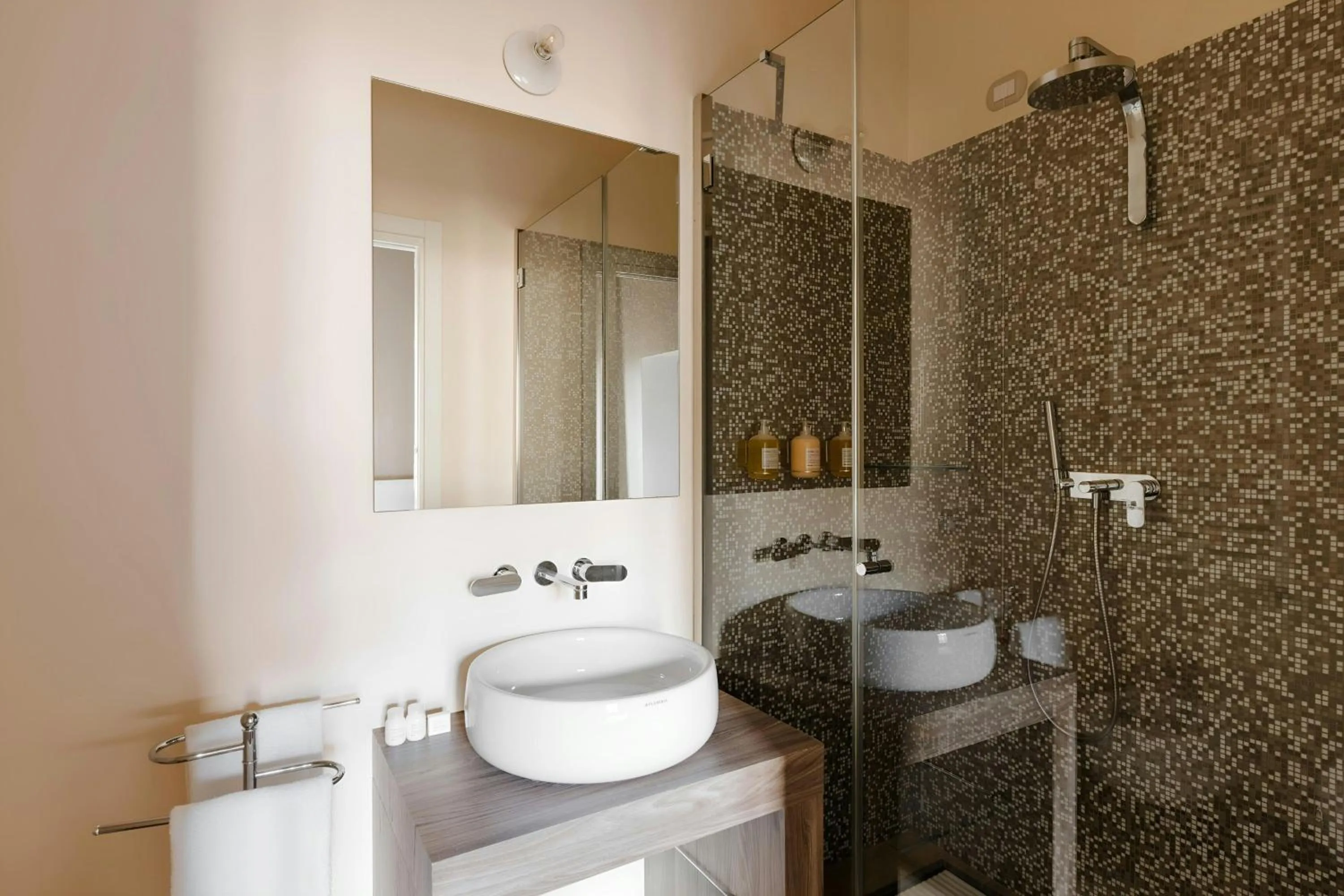 Bathroom in Piazza Barberini, Sonder Apartment by Marriott Bonvoy