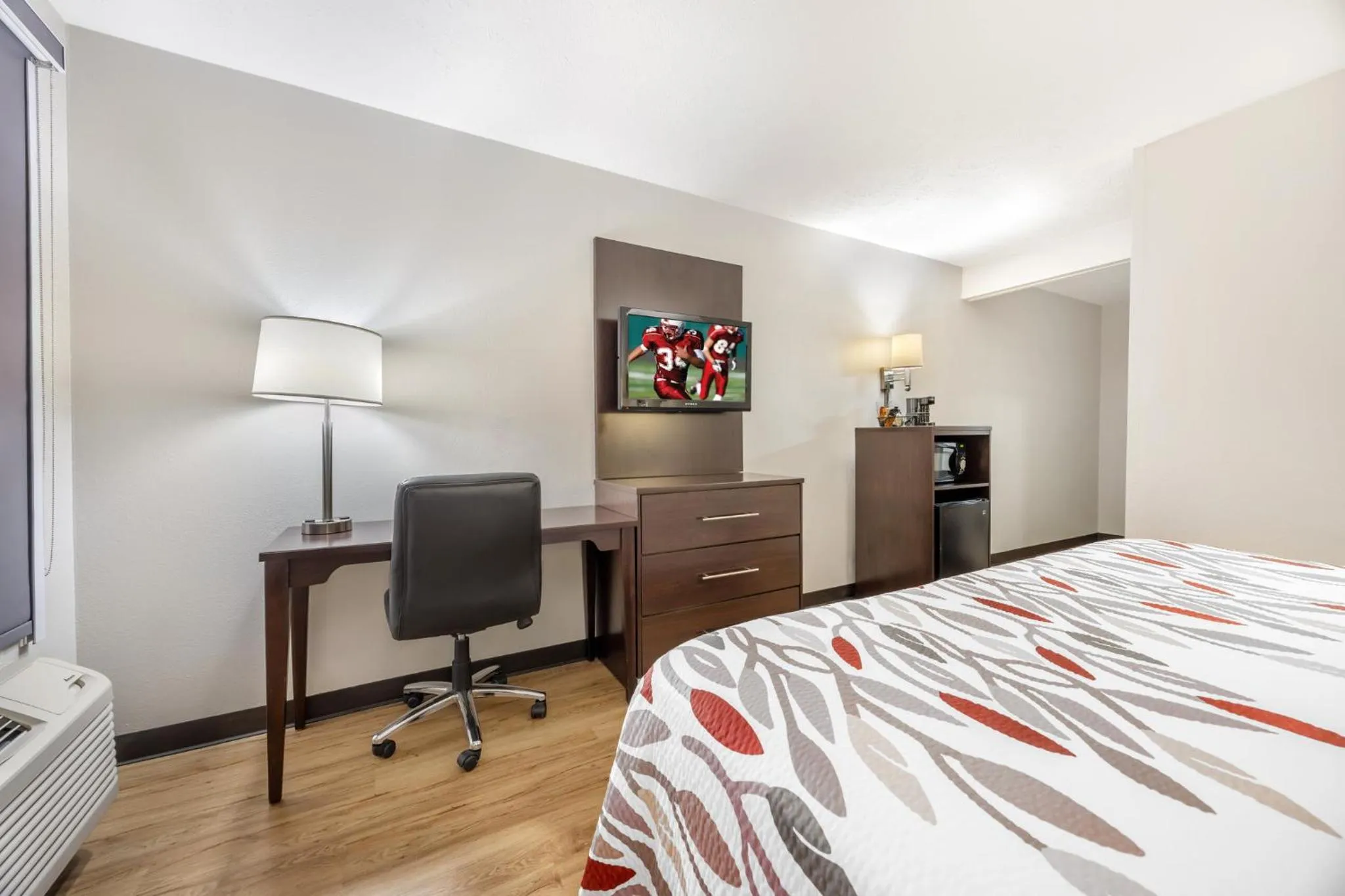 Bedroom, Bed in Red Roof Inn Paducah