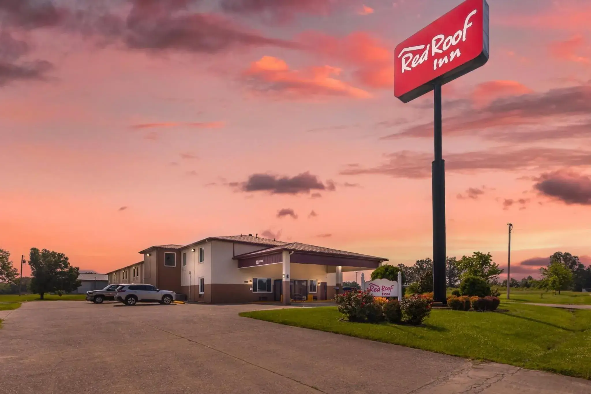 Property building in Red Roof Inn Paducah Property building in Red Roof Inn Paducah
