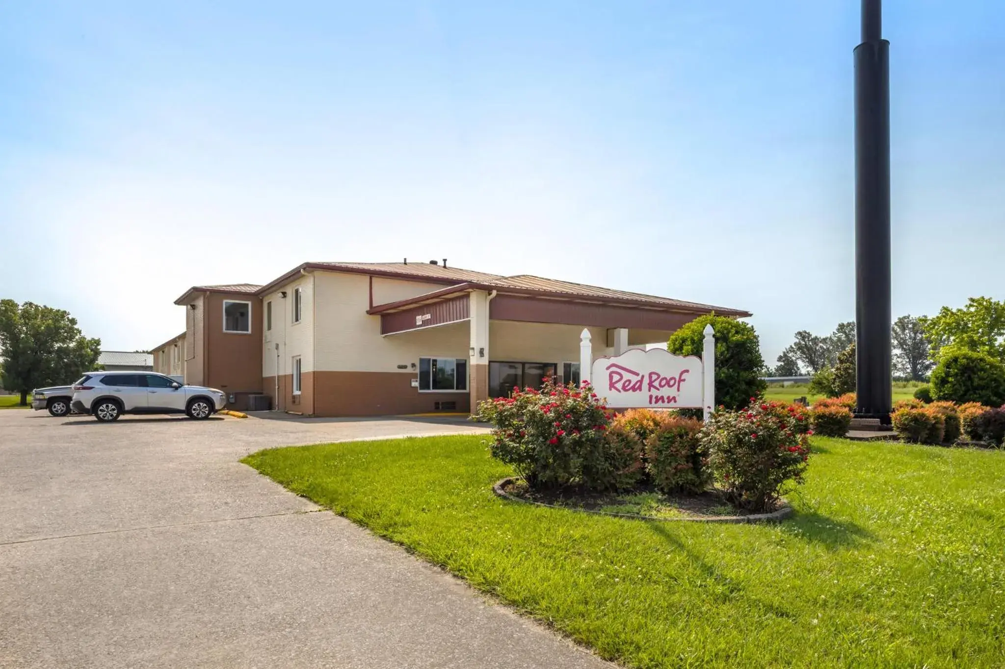 Property building in Red Roof Inn Paducah Property building in Red Roof Inn Paducah