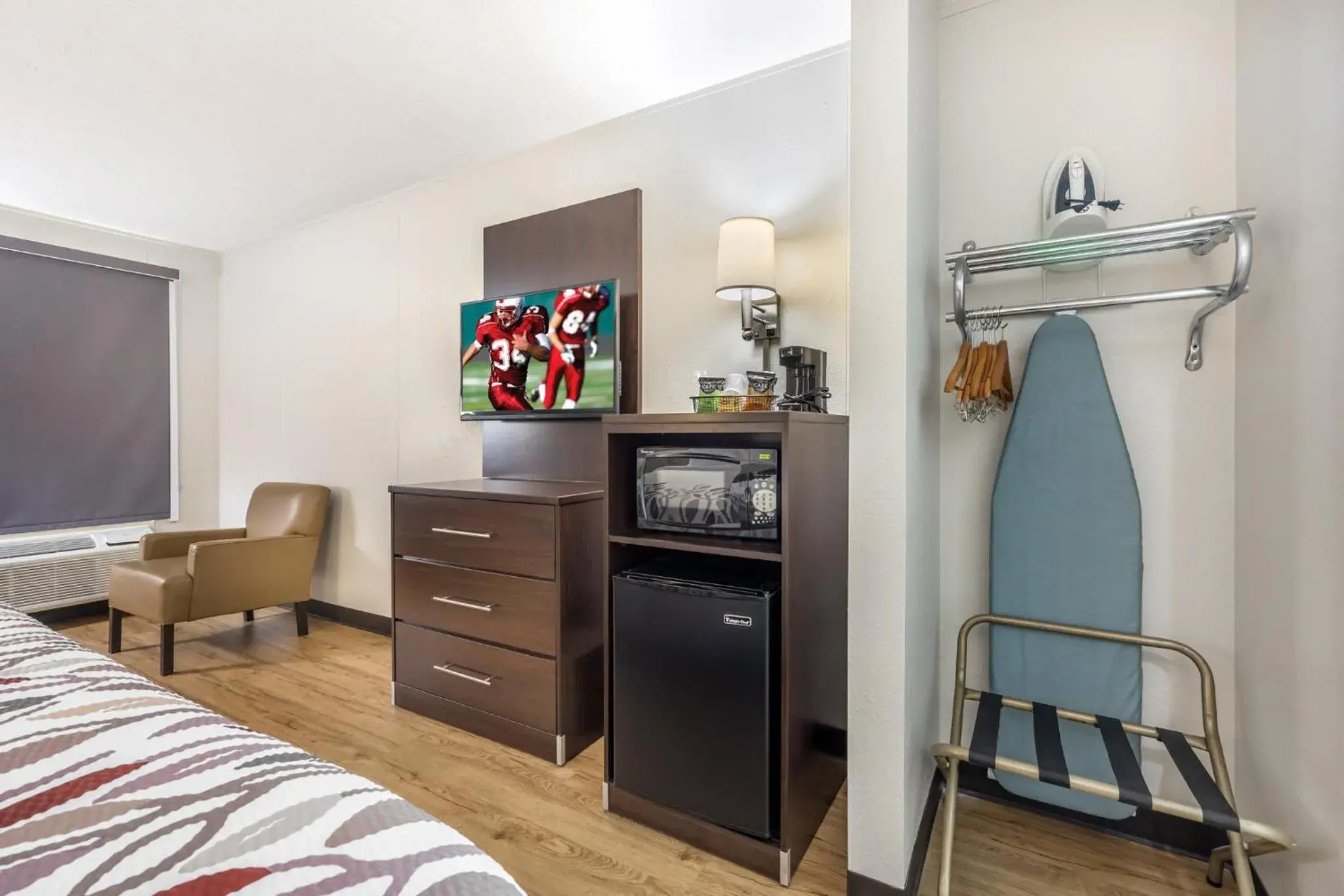 Bedroom, Bed in Red Roof Inn Paducah Bedroom, Bed in Red Roof Inn Paducah