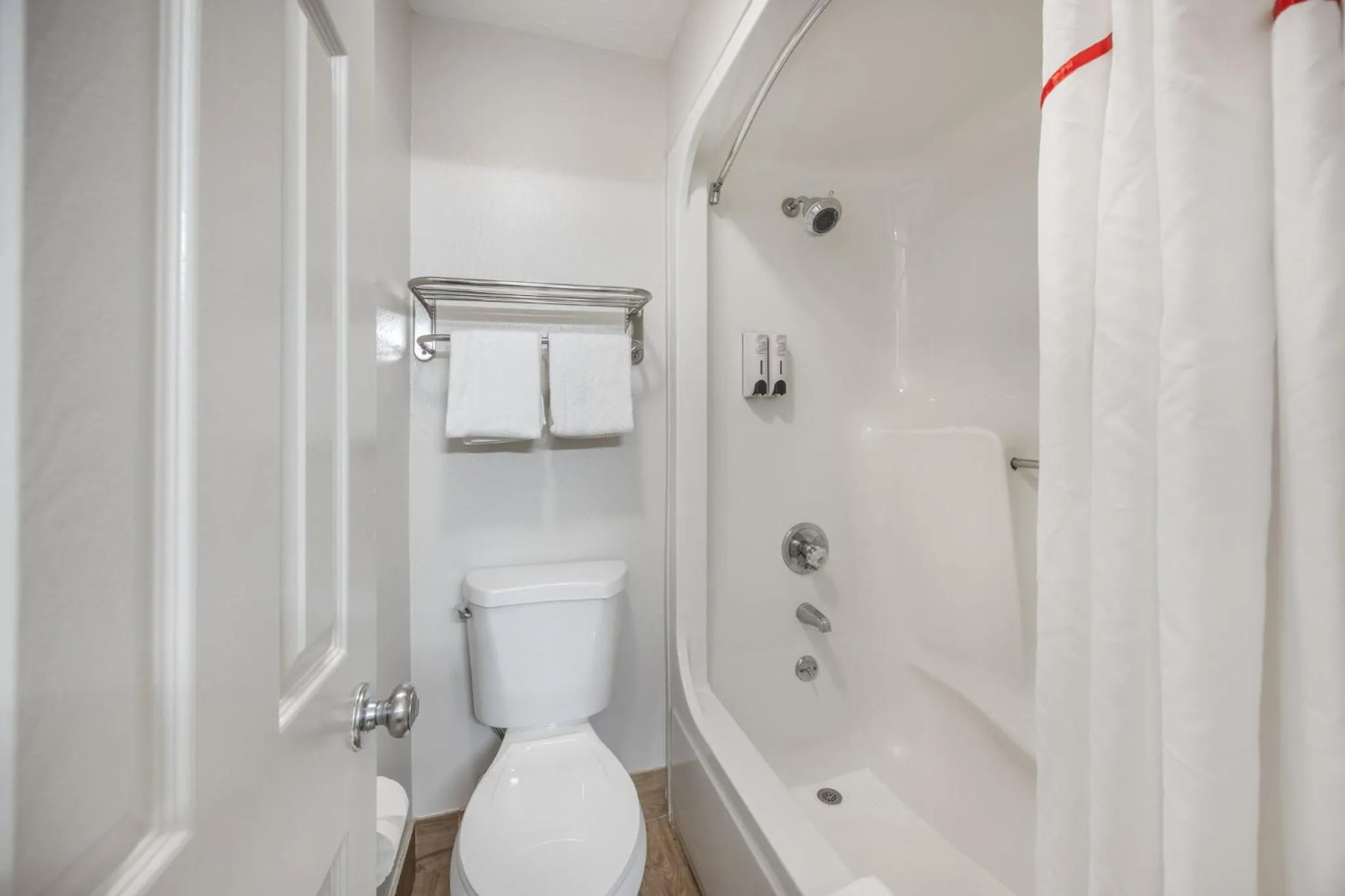 Bathroom in Red Roof Inn Paducah