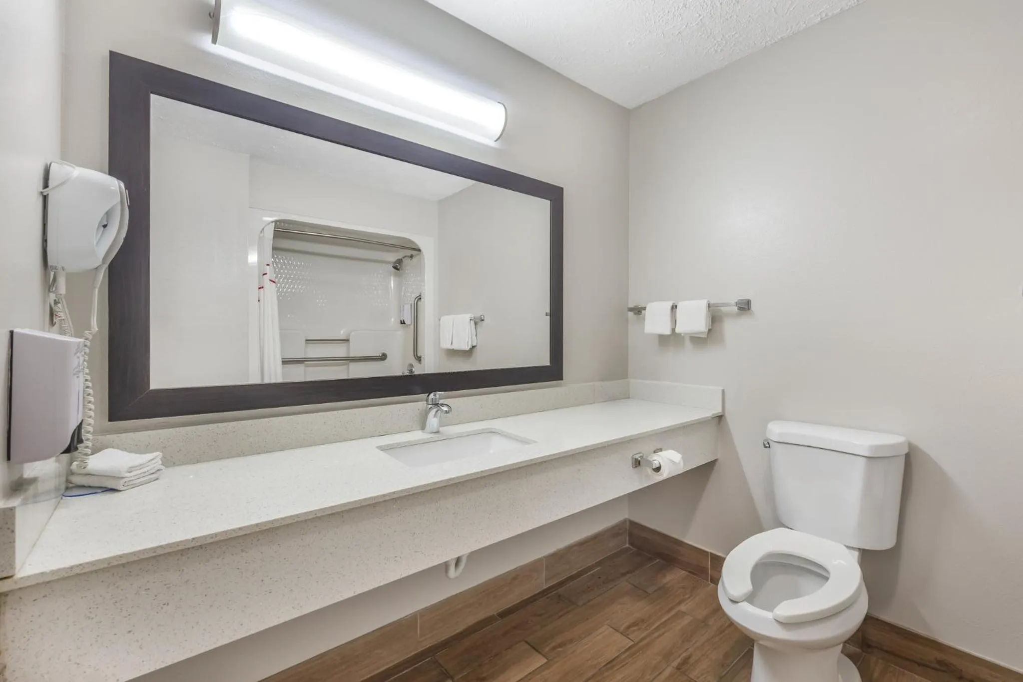 Bathroom in Red Roof Inn Paducah