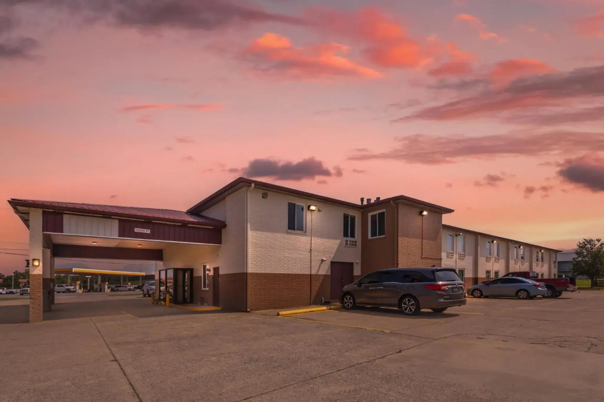 Property building in Red Roof Inn Paducah Property building in Red Roof Inn Paducah
