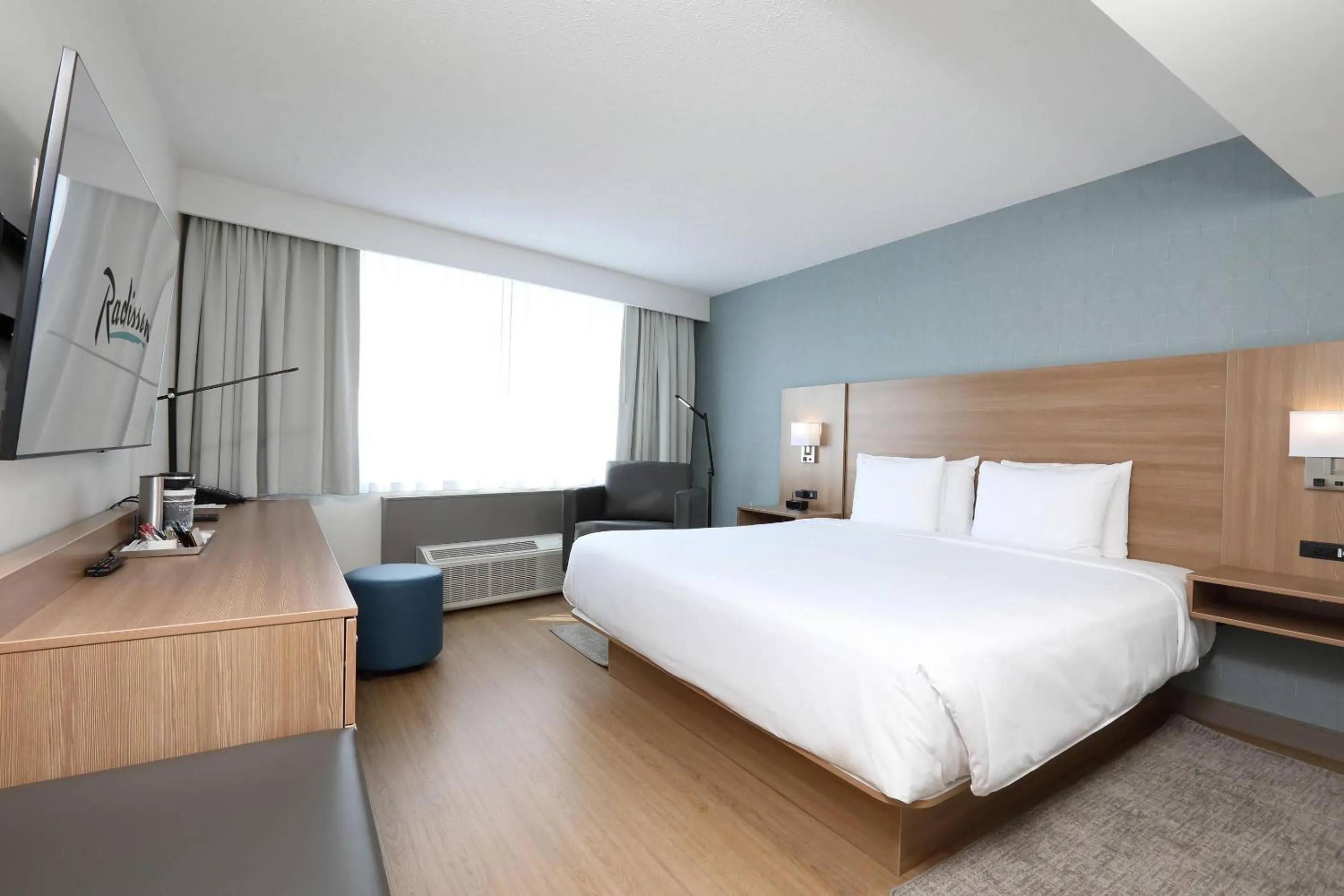 Bedroom, Bed in Radisson Hotel Winnipeg Downtown