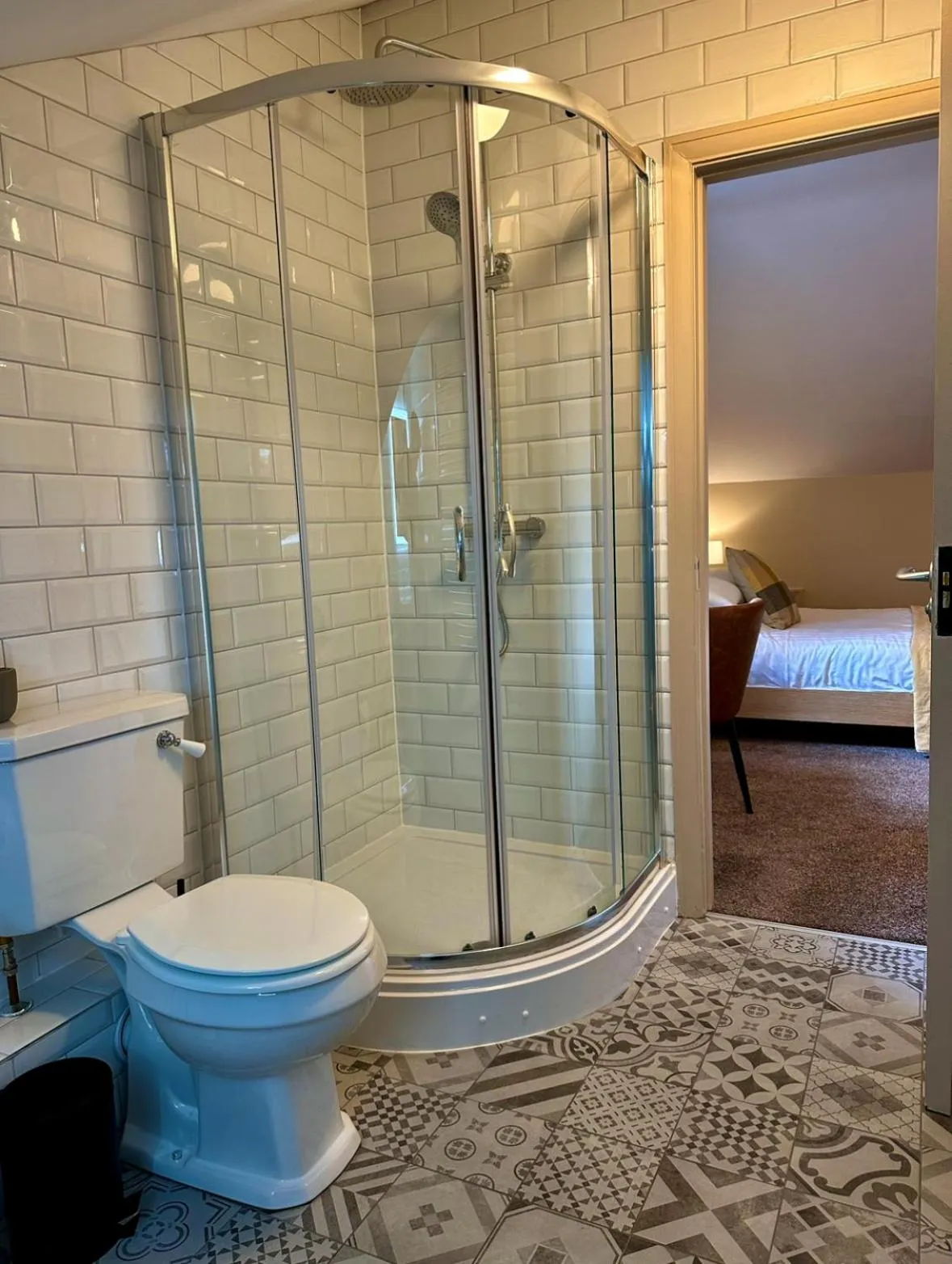 Shower, Bed in The Alma Inn