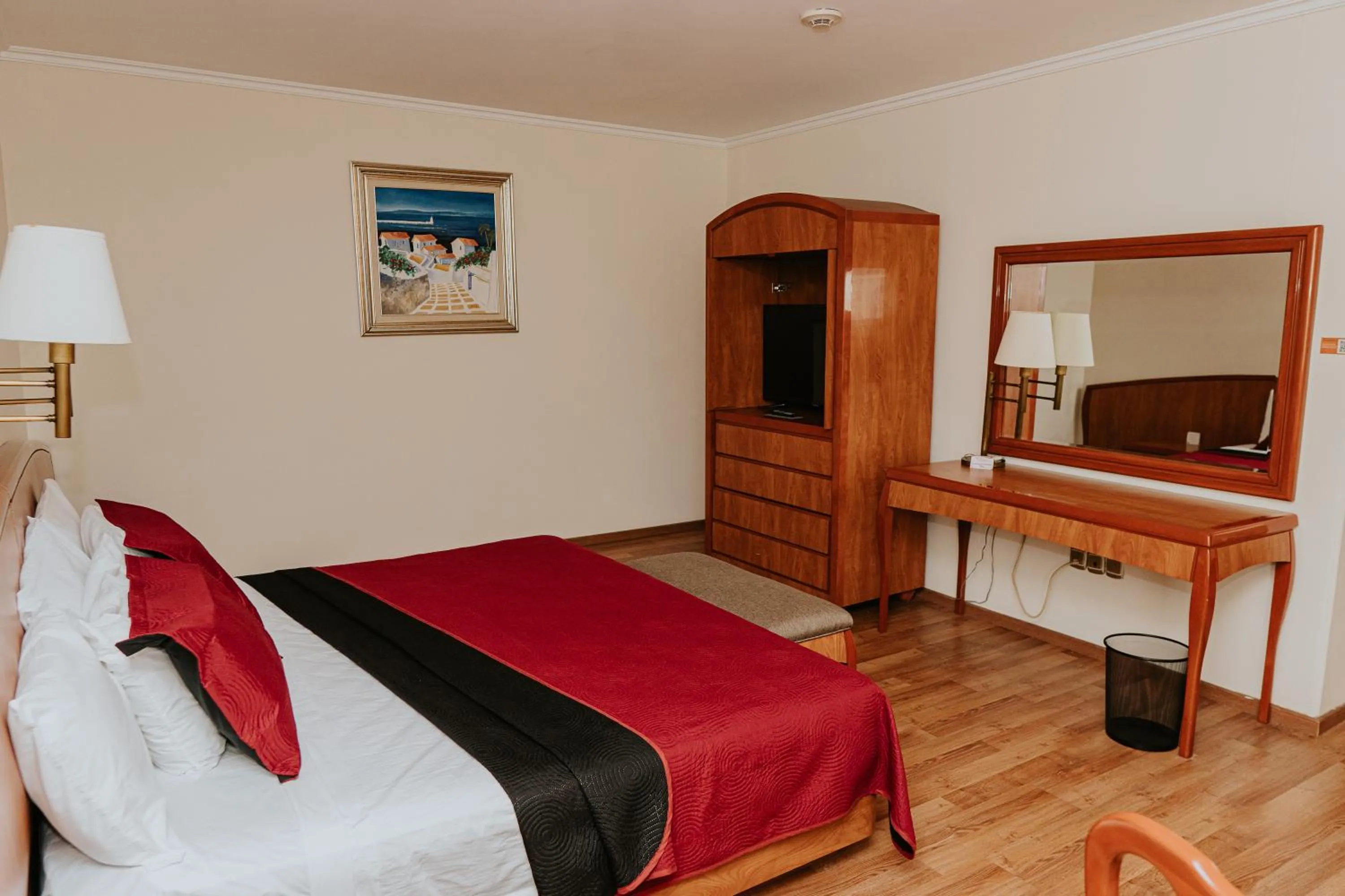 Photo of the whole room, Bed in Gran Hotel Diligencias