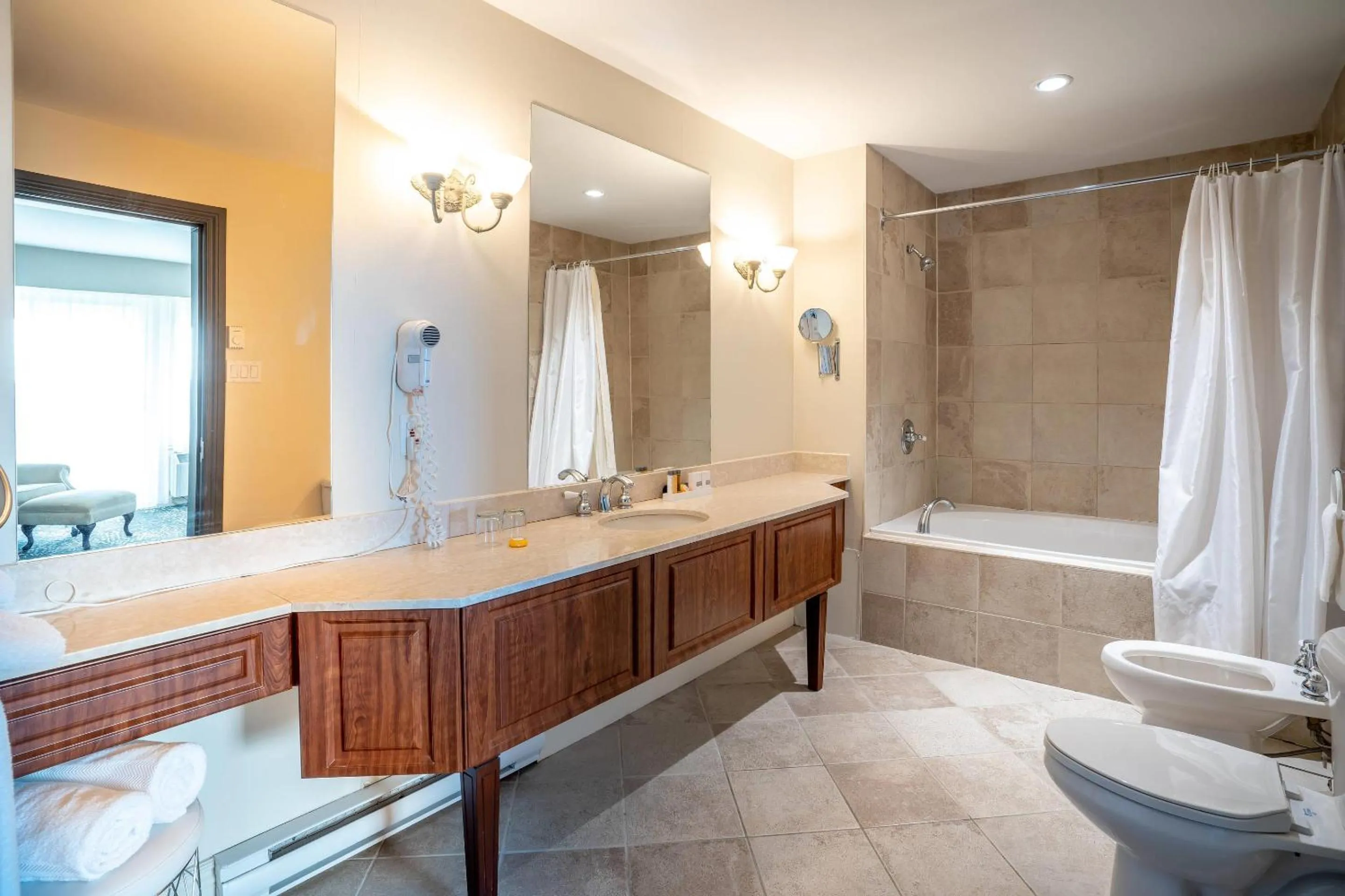 Bedroom in Manoir Des Sables, an Ascend Collection Hotel