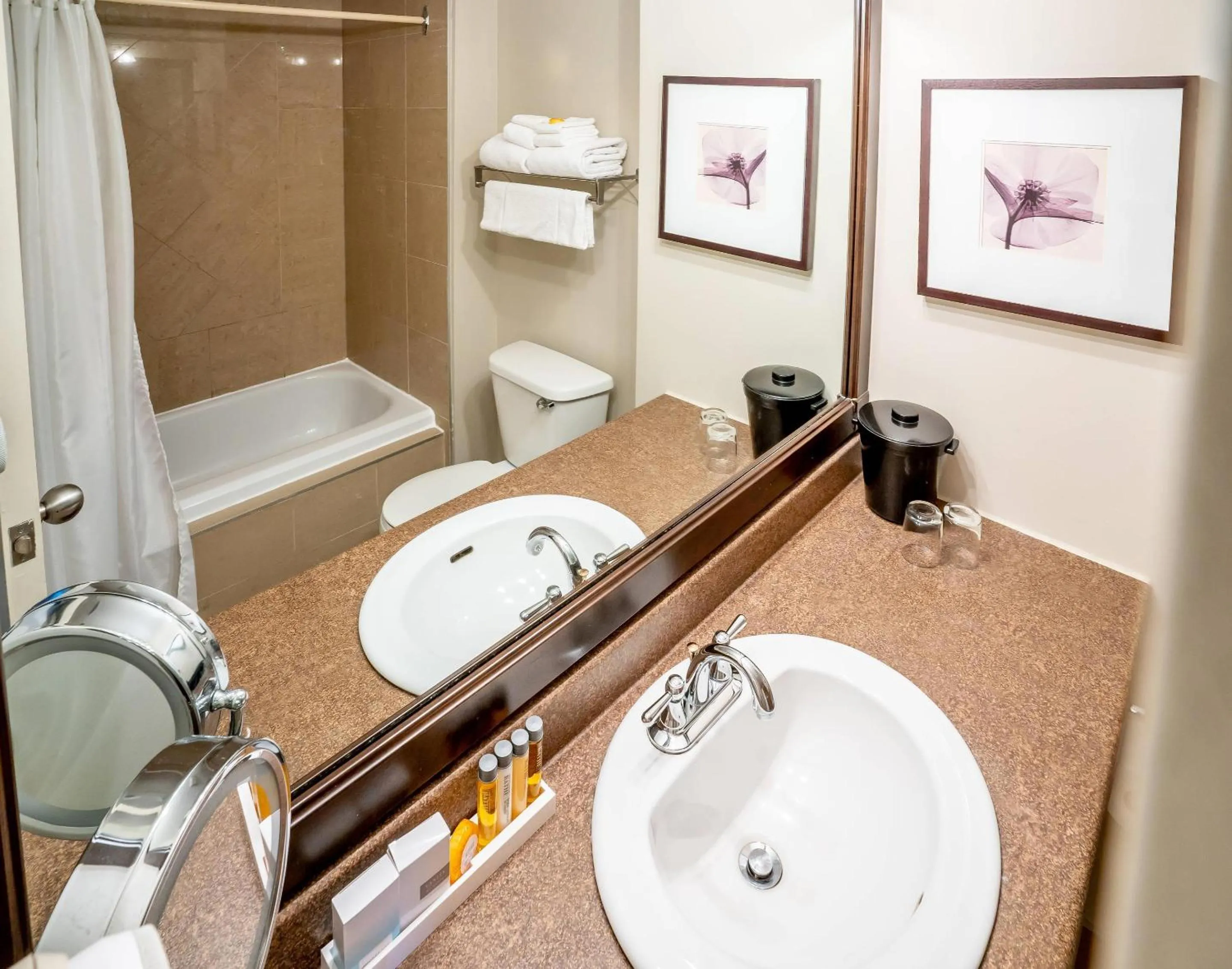 Bedroom in Manoir Des Sables, an Ascend Collection Hotel