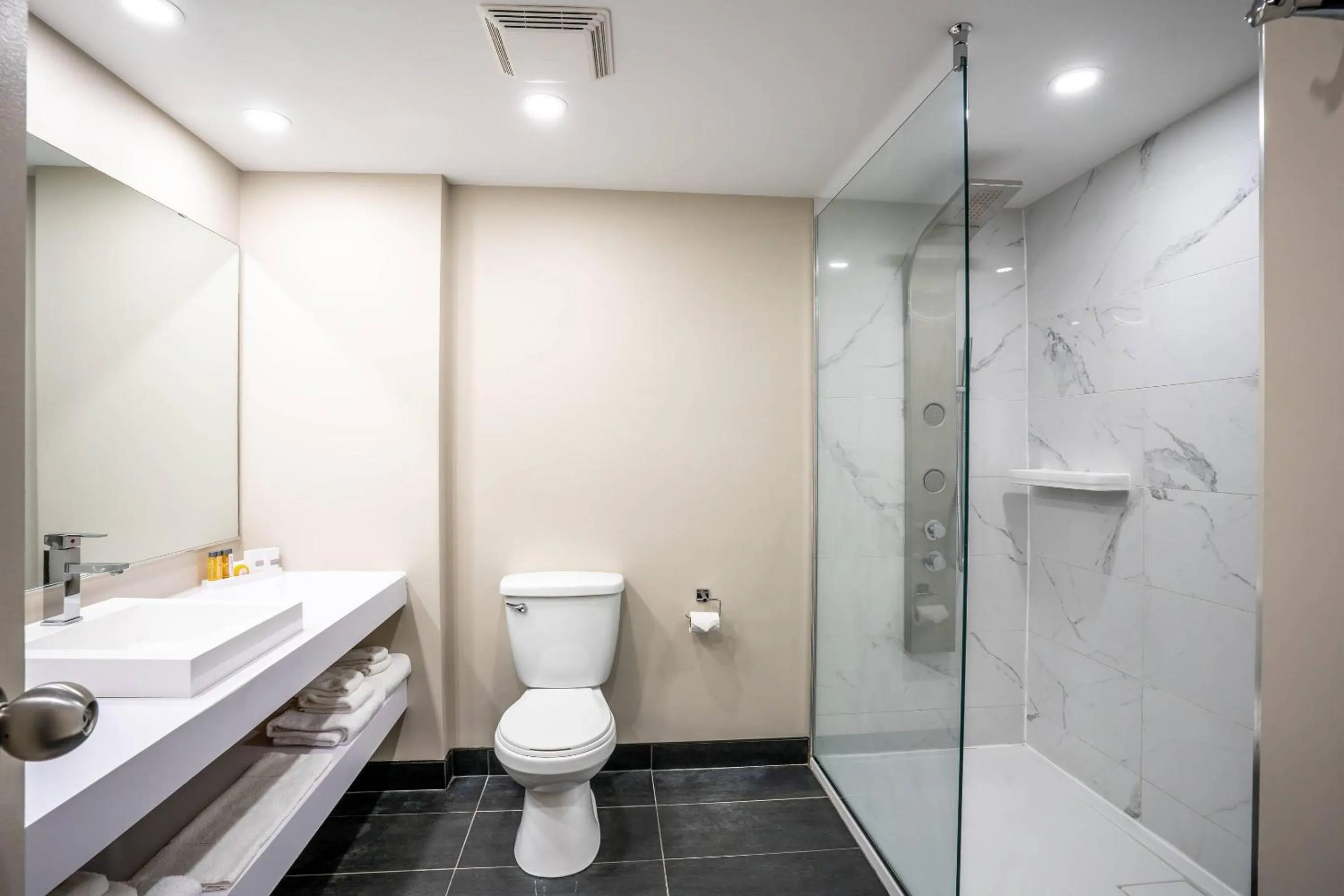 Bedroom in Manoir Des Sables, an Ascend Collection Hotel