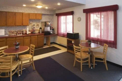 Communal lounge/ TV room, Restaurant/Places to Eat in Americas Best Value Inn Wisconsin Rapids