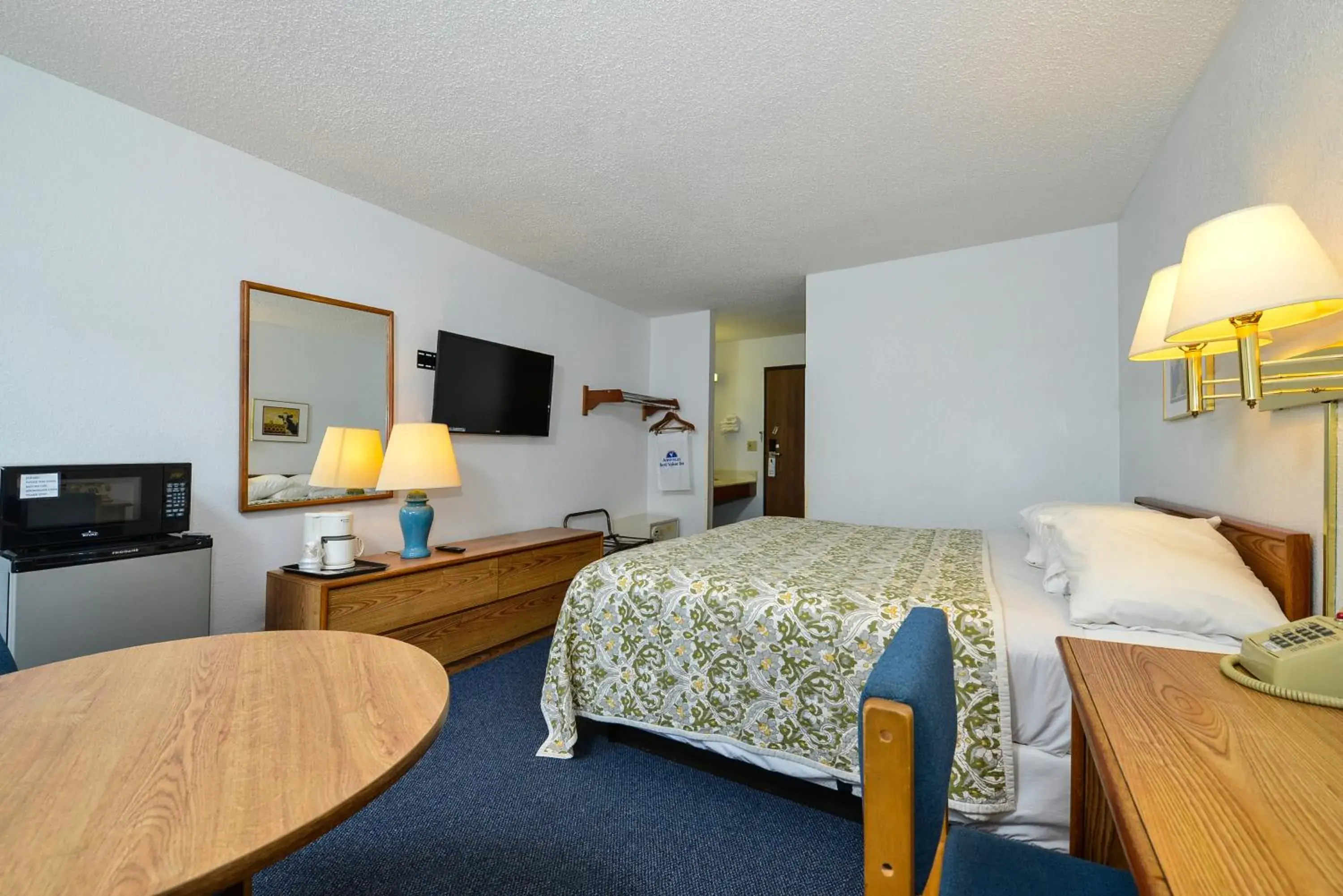 Bed in Americas Best Value Inn Wisconsin Rapids