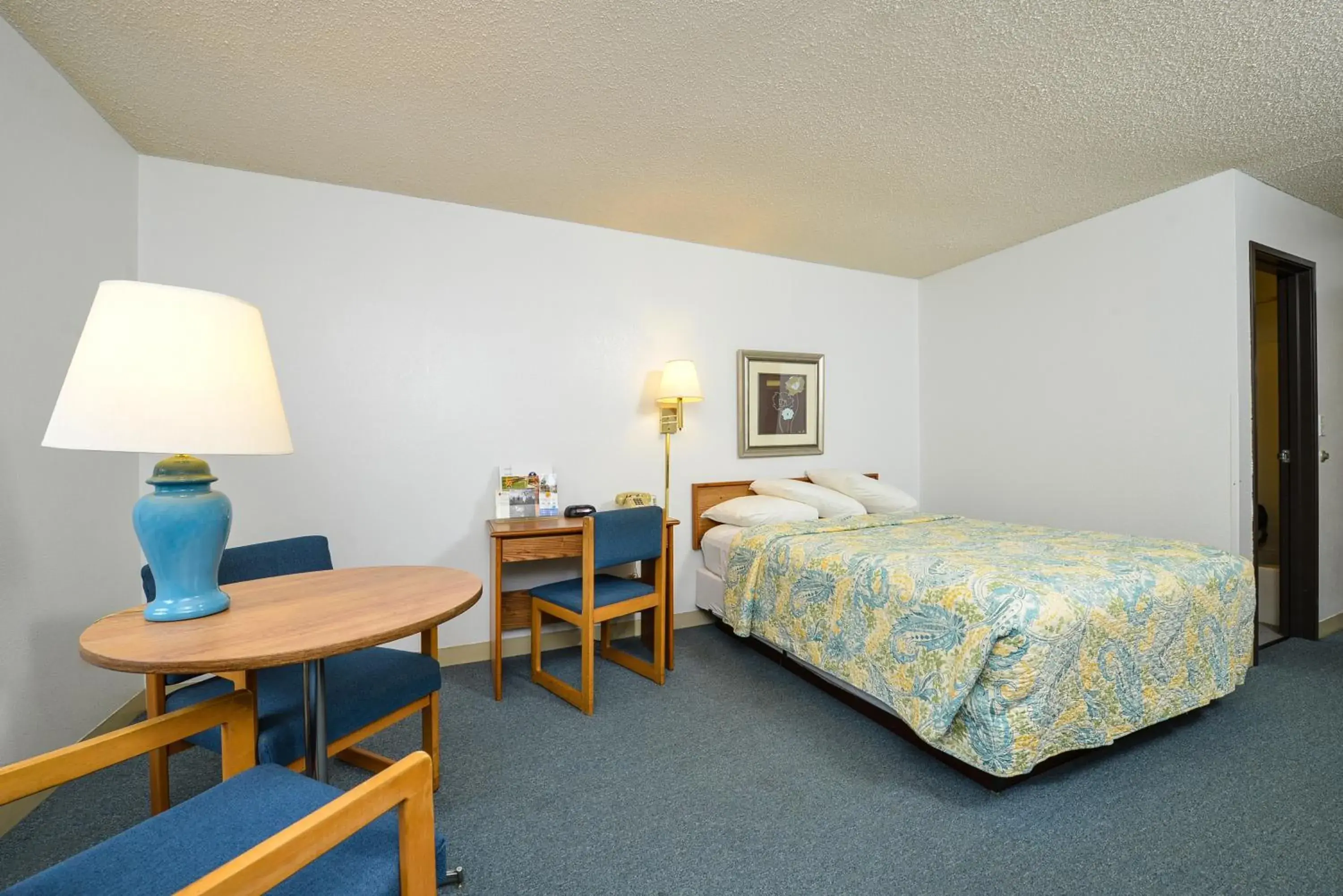 Bed in Americas Best Value Inn Wisconsin Rapids