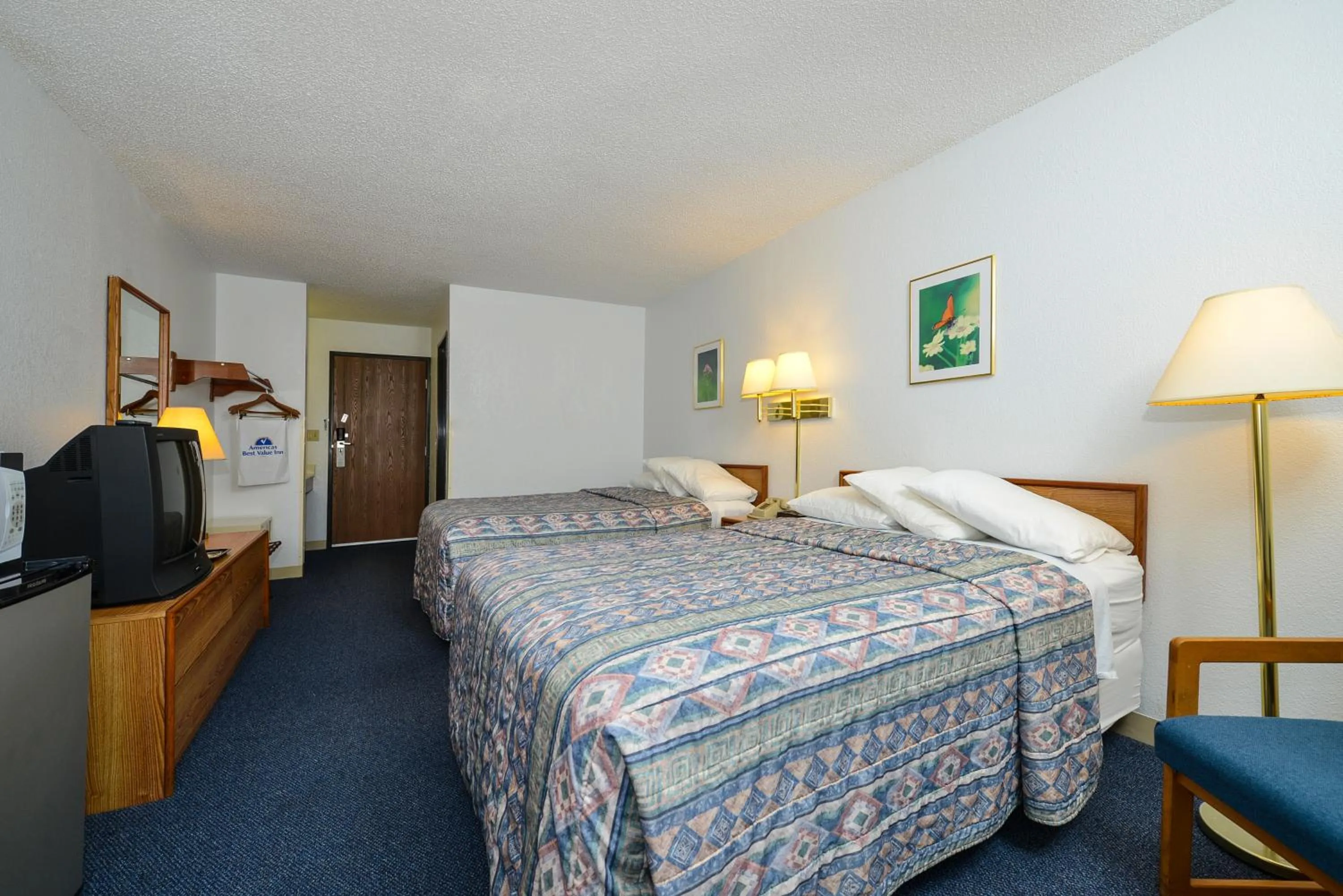Bed in Americas Best Value Inn Wisconsin Rapids