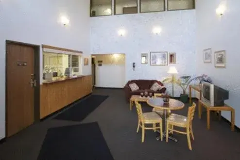Lobby or reception, Dining Area in Americas Best Value Inn Wisconsin Rapids