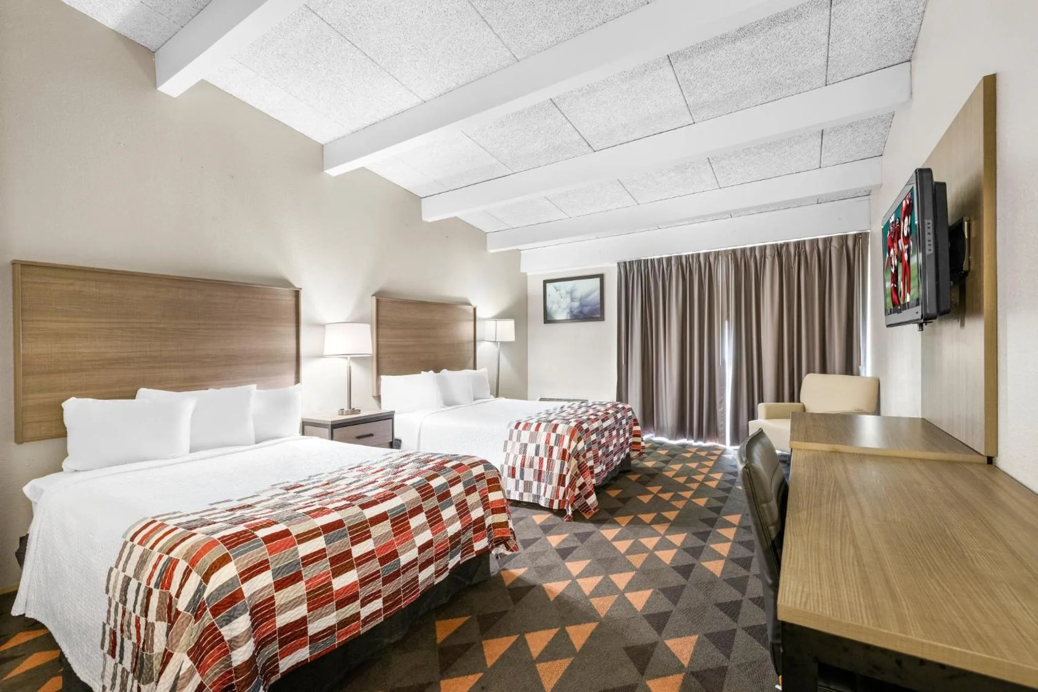 Photo of the whole room, Bed in Red Roof Inn Niagara Falls