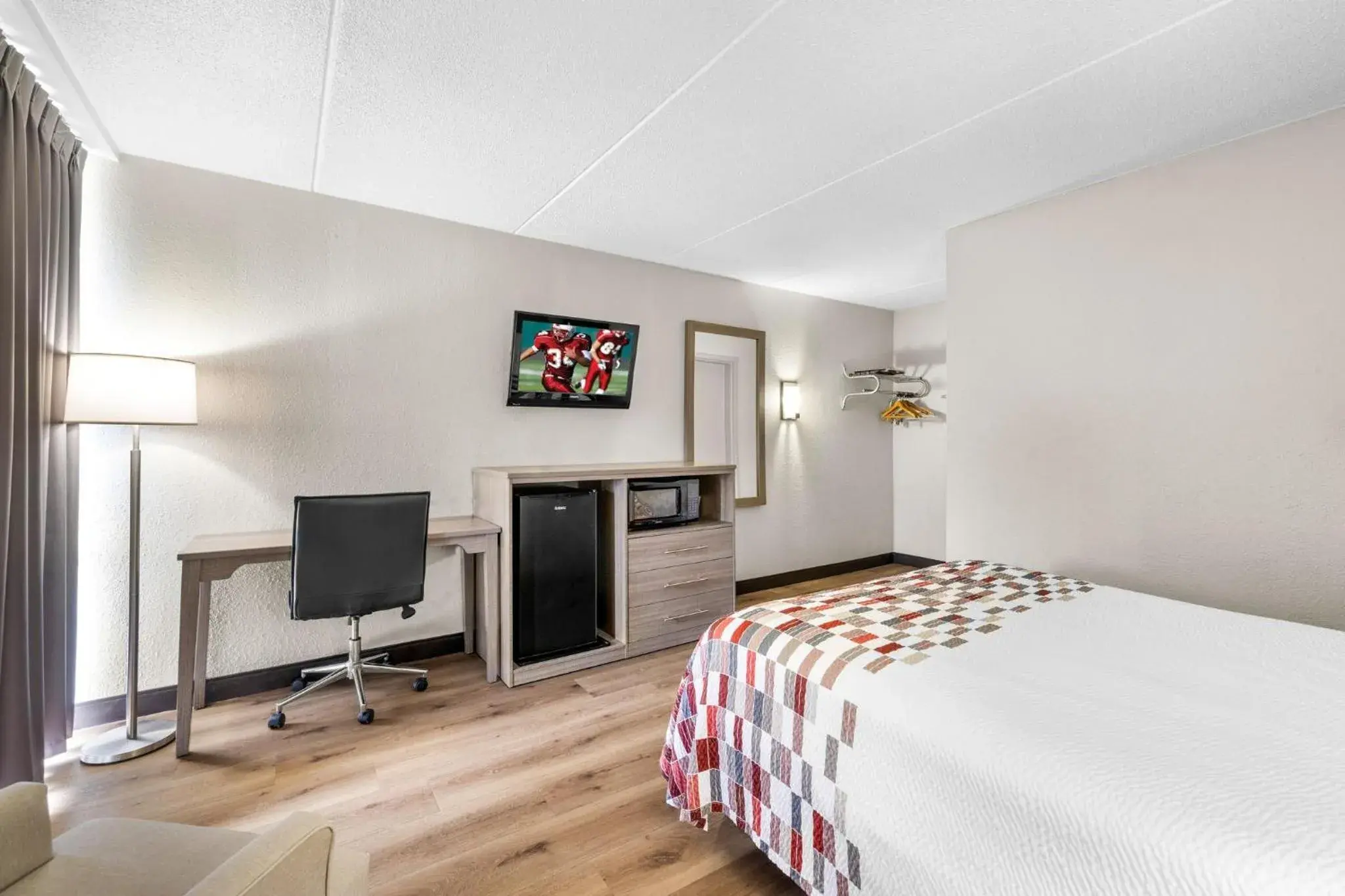 Photo of the whole room, Bed in Red Roof Inn Niagara Falls Photo of the whole room, Bed in Red Roof Inn Niagara Falls