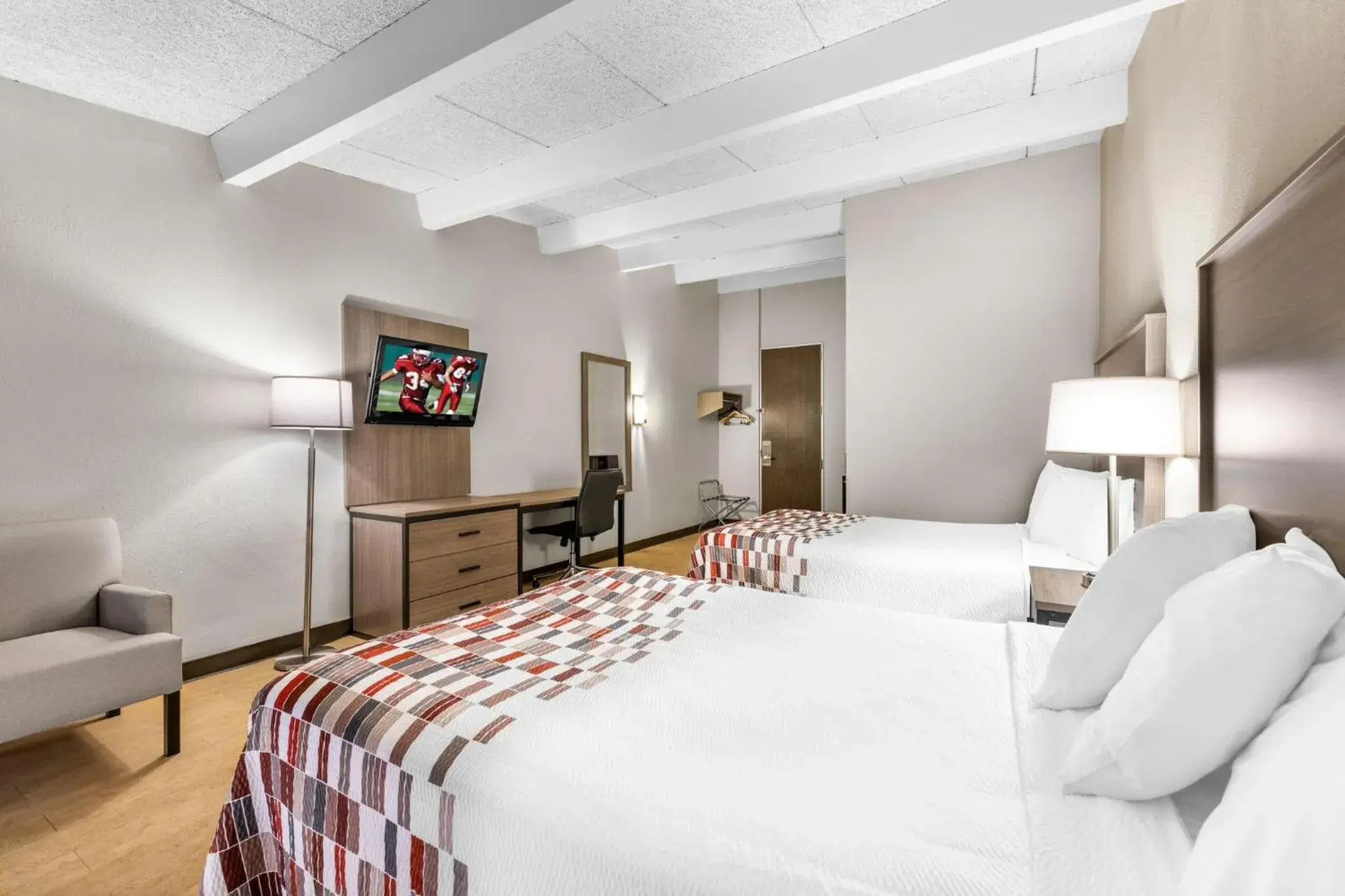 Photo of the whole room, Bed in Red Roof Inn Niagara Falls Photo of the whole room, Bed in Red Roof Inn Niagara Falls