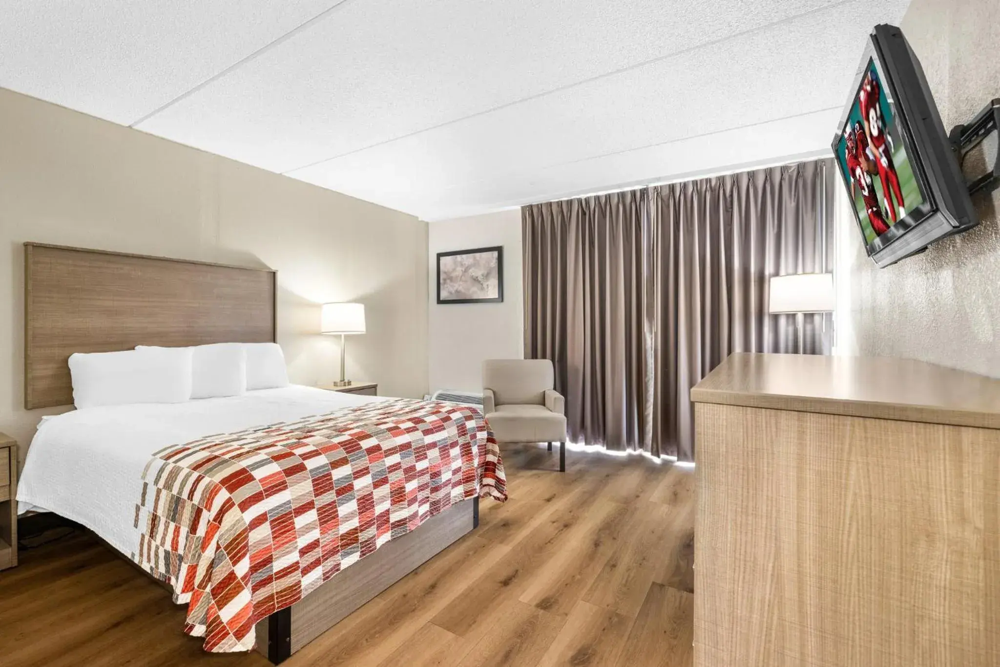 Photo of the whole room, Bed in Red Roof Inn Niagara Falls Photo of the whole room, Bed in Red Roof Inn Niagara Falls