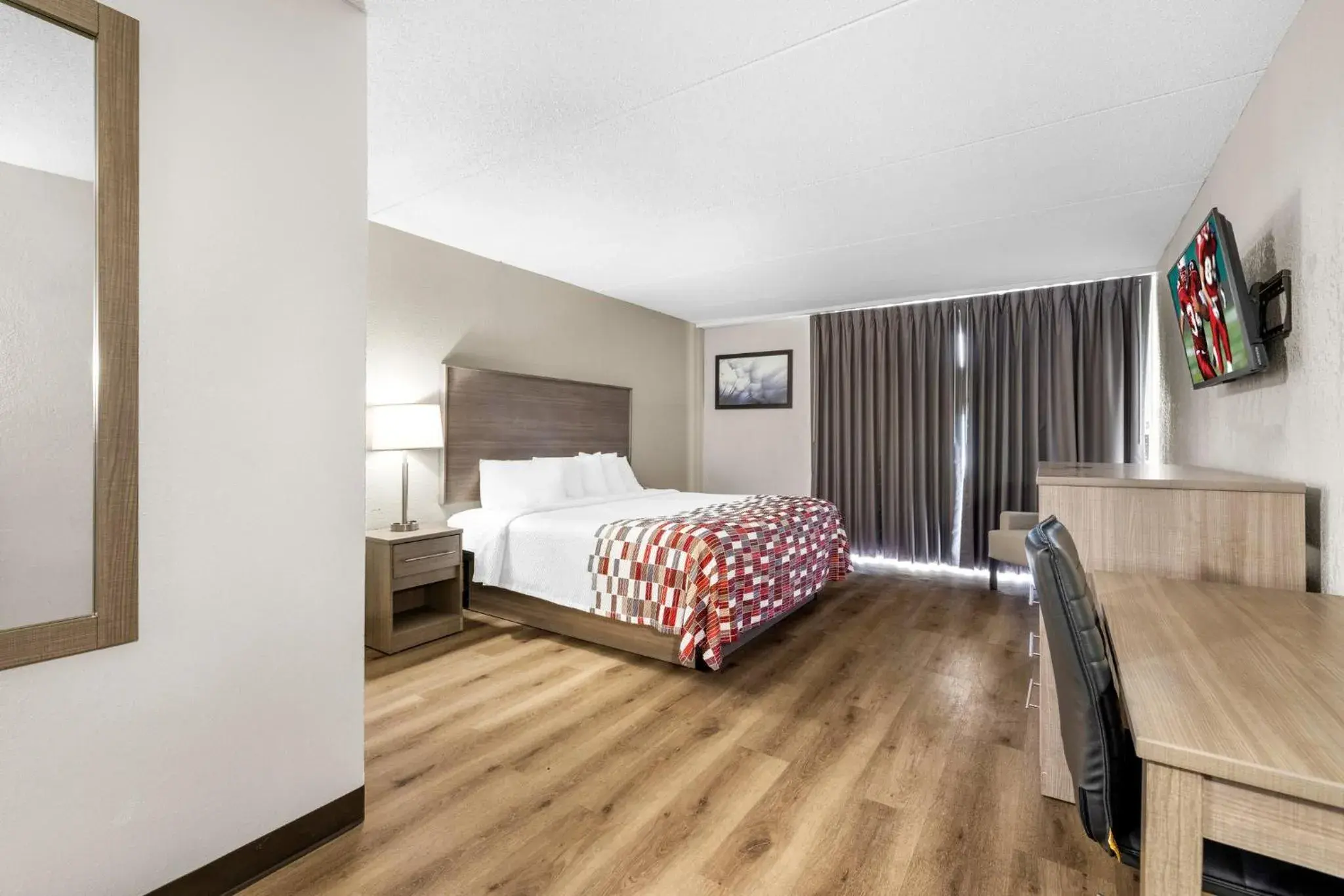 Bedroom, Bed in Red Roof Inn Niagara Falls Bedroom, Bed in Red Roof Inn Niagara Falls