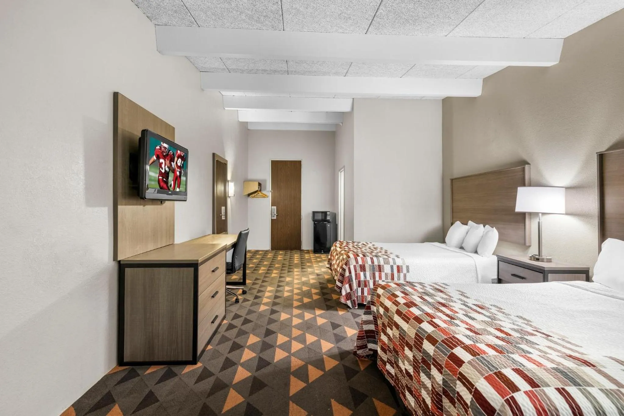 Photo of the whole room, Bed in Red Roof Inn Niagara Falls